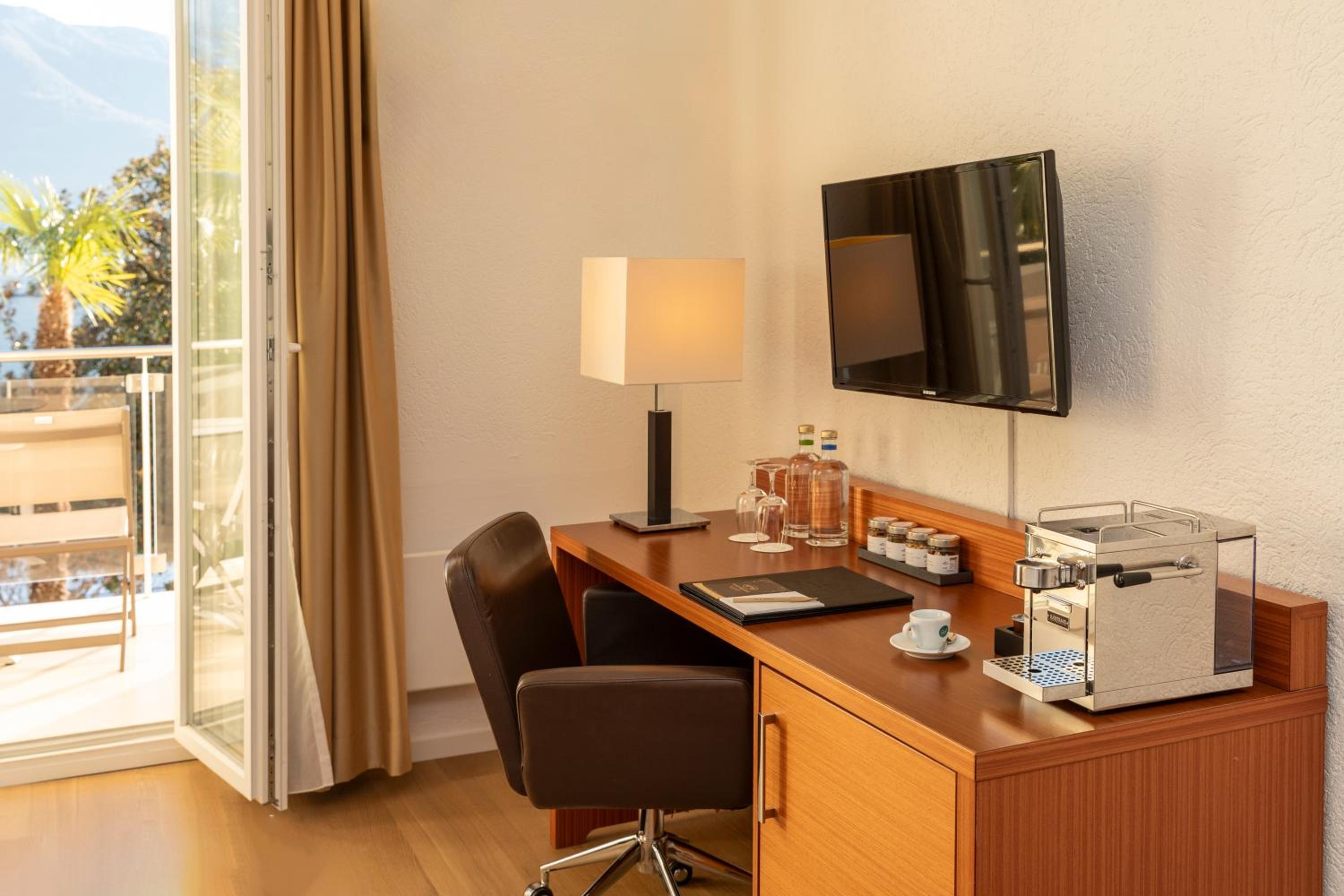 Superior Double Room with Lake View thumbnail 6