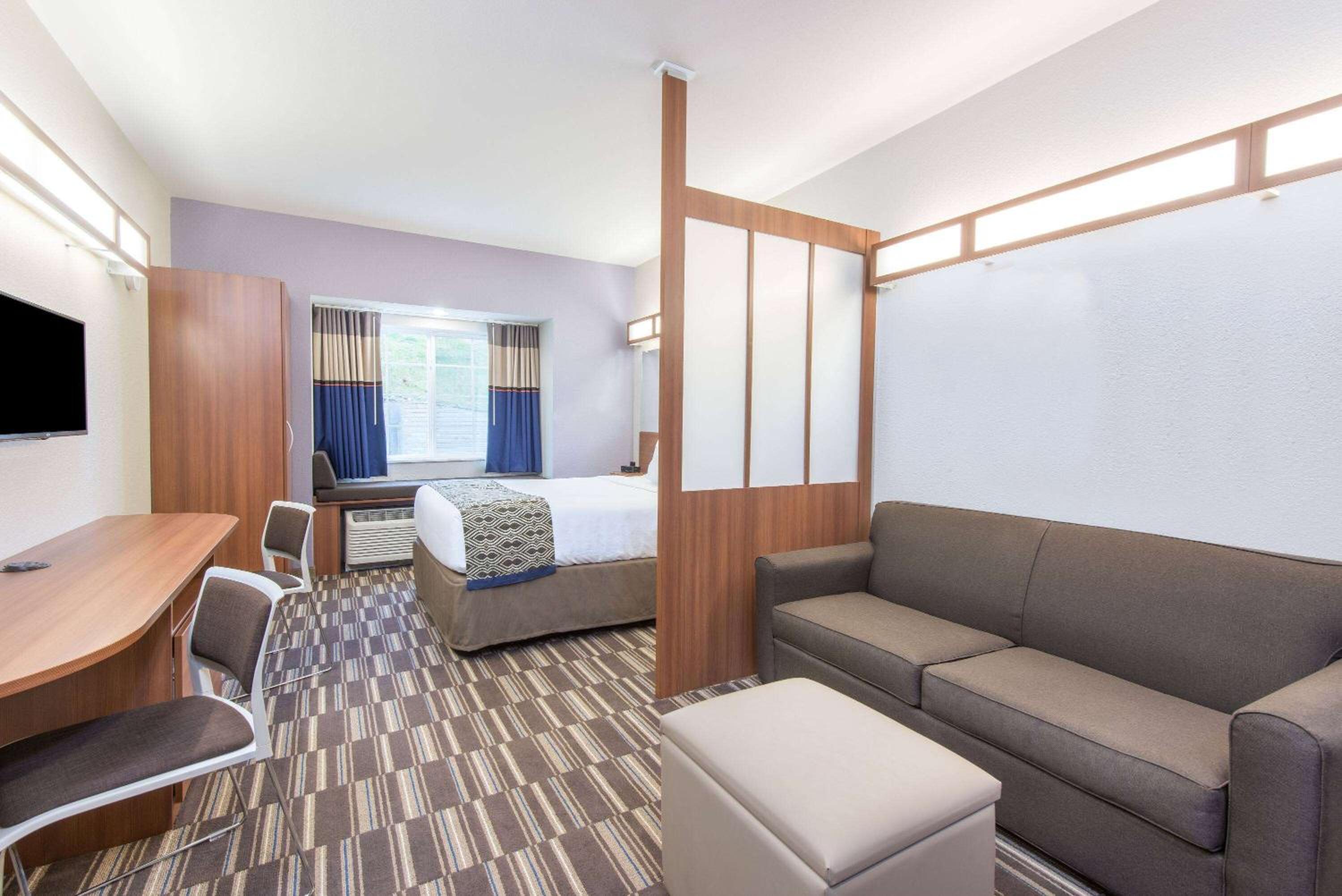 Queen Suite - Mobility Accessible/Non-Smoking