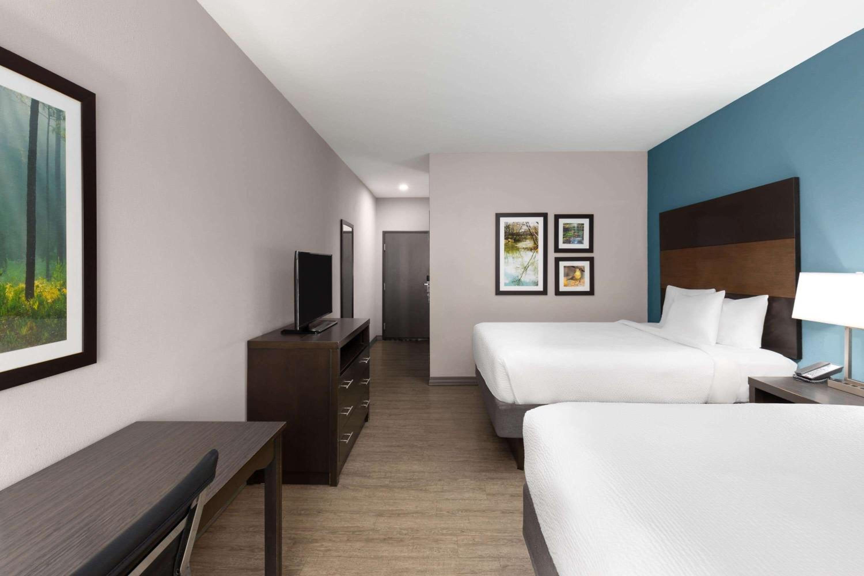 Queen Room with Two Queen Beds - Non-Smoking photo 2
