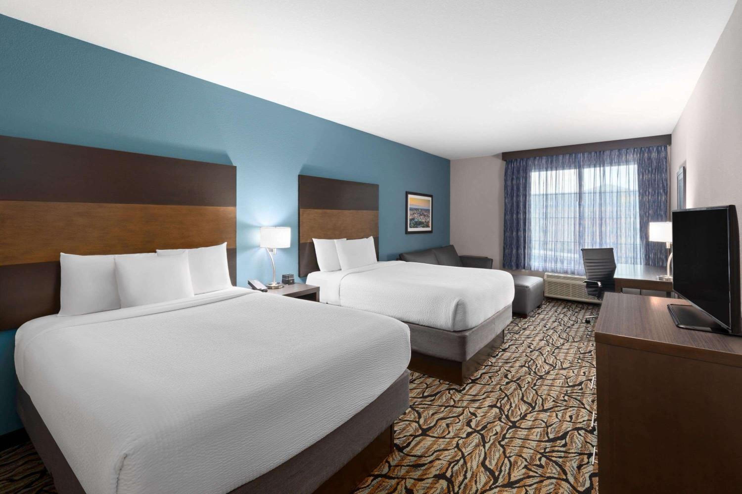 Deluxe Queen Room with Two Queen Beds - Non-Smoking photo 2