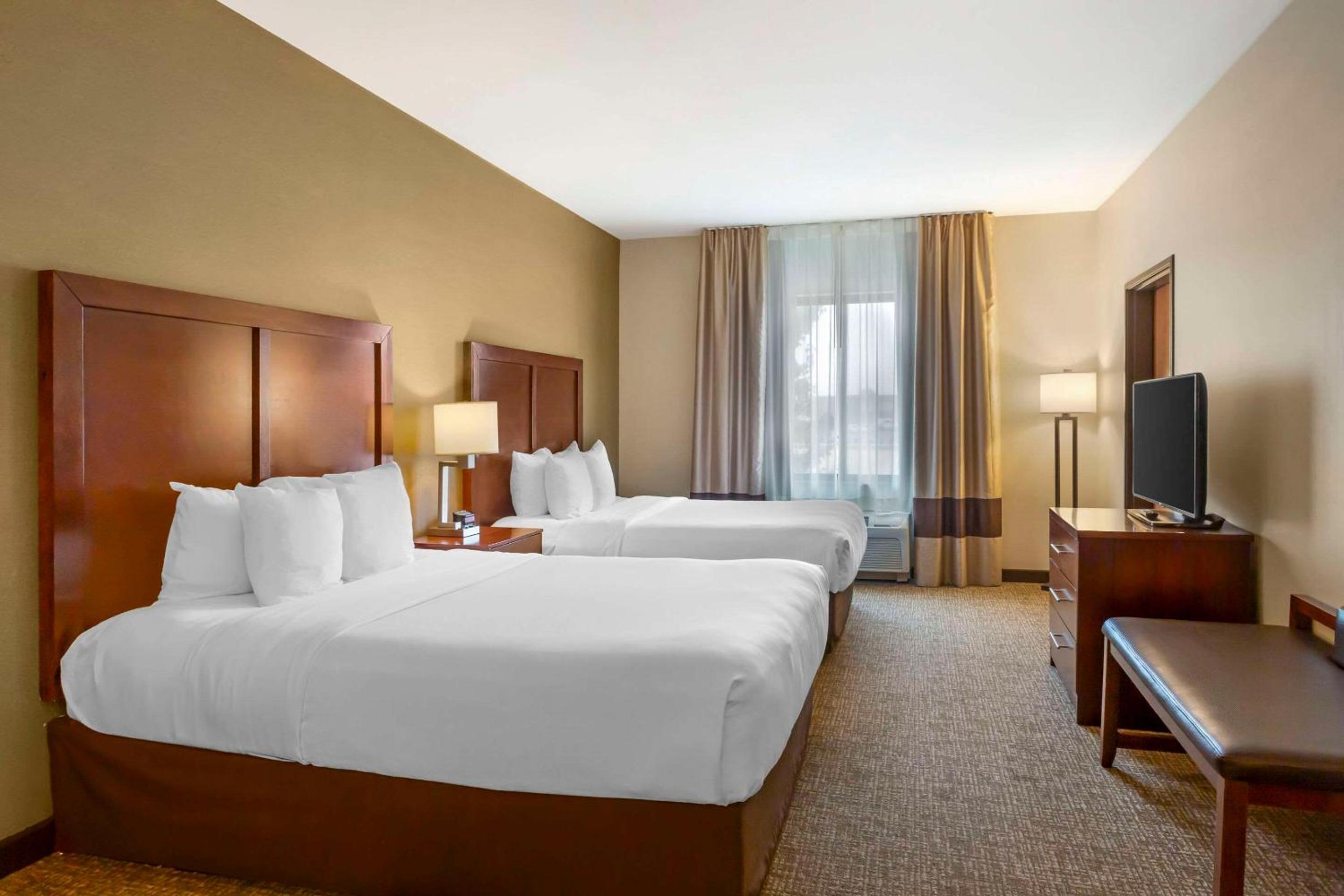 Queen Room with Two Queen Beds - Non-Pet Friendly - Photo 4