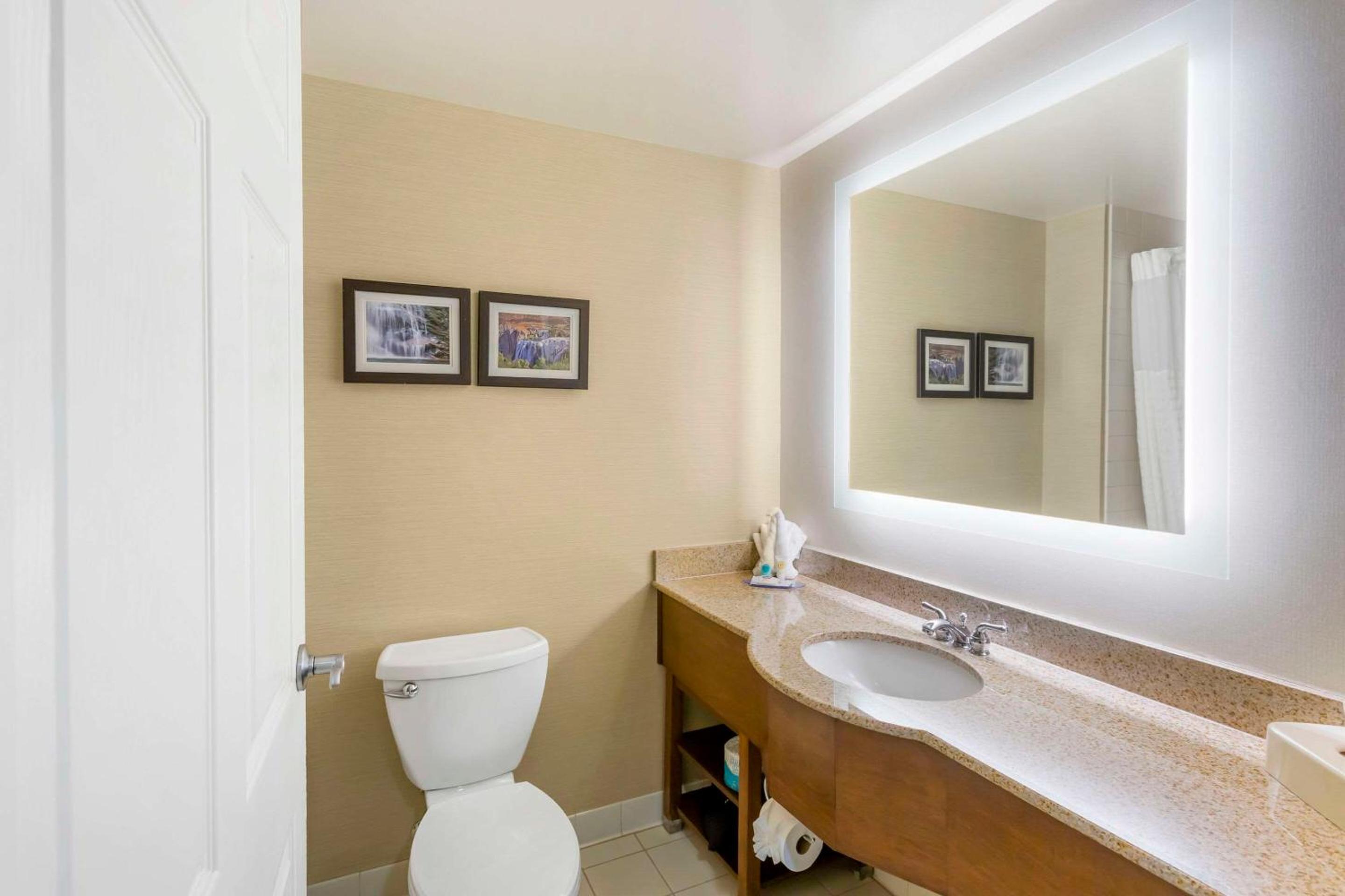 Queen Room with Two Queen Beds - Non-Pet Friendly - Photo 2