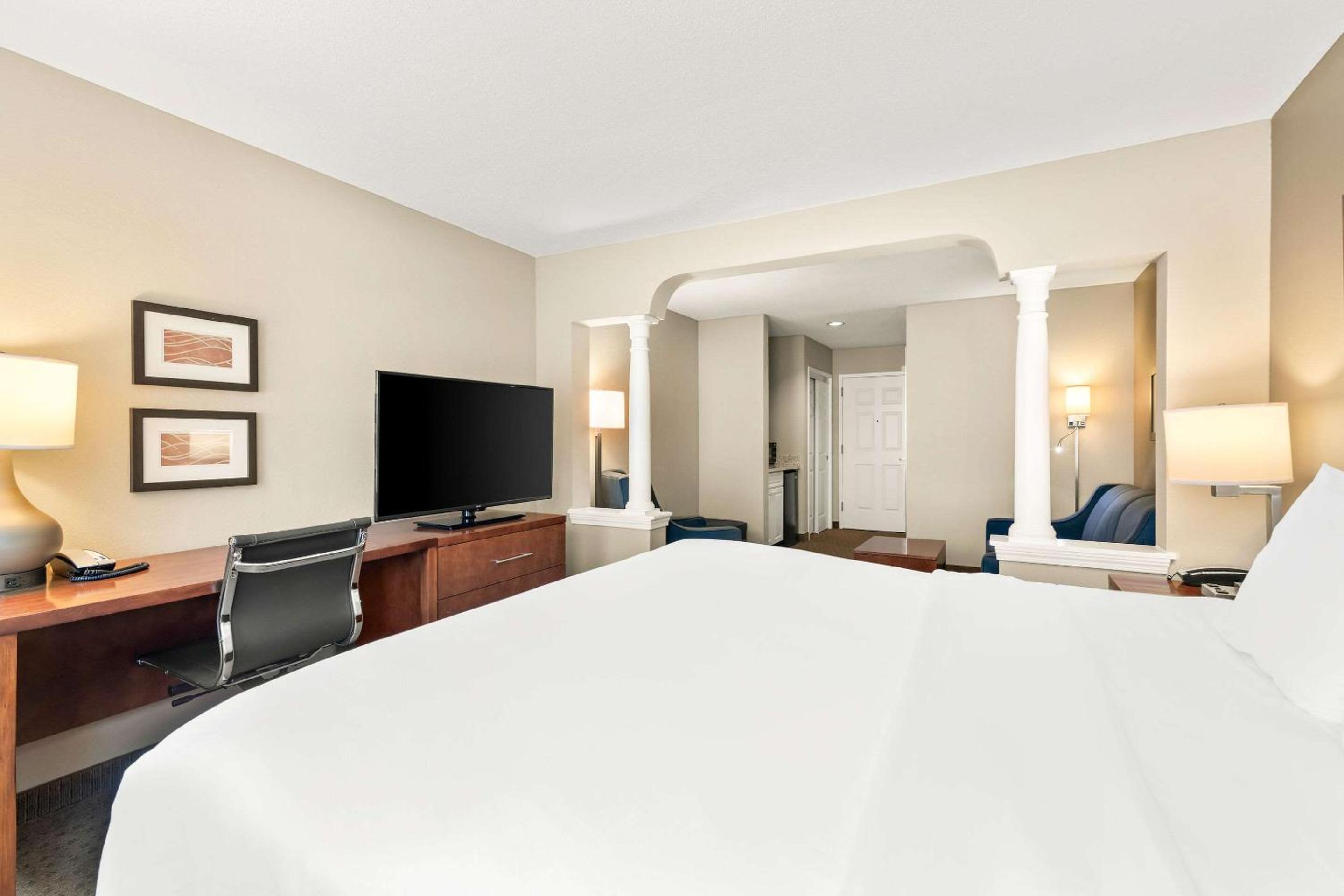 King Suite - Non-Smoking - Photo 2