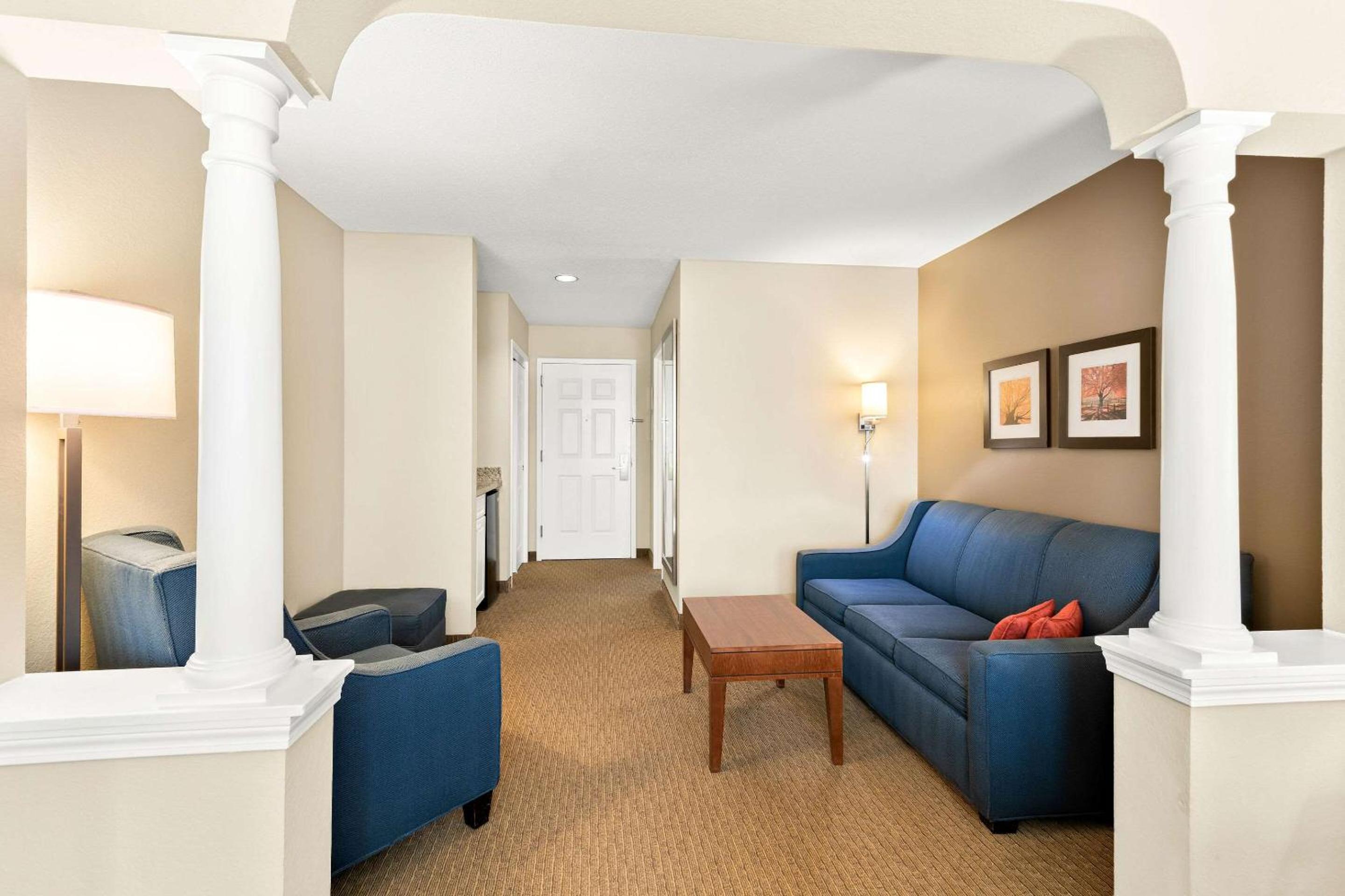 King Suite - Non-Smoking - Photo 3