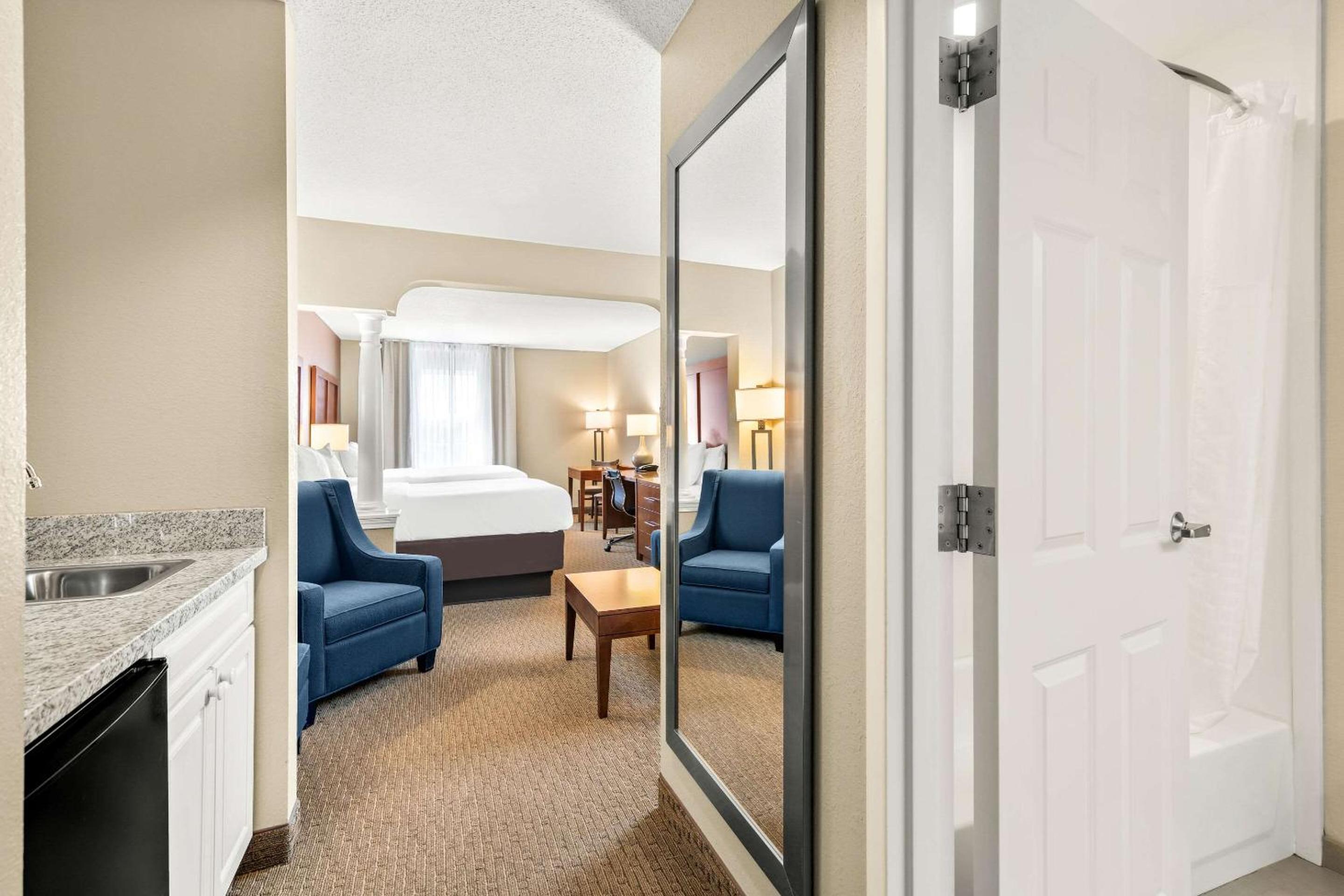 Queen Suite - Non-Smoking - Photo 2