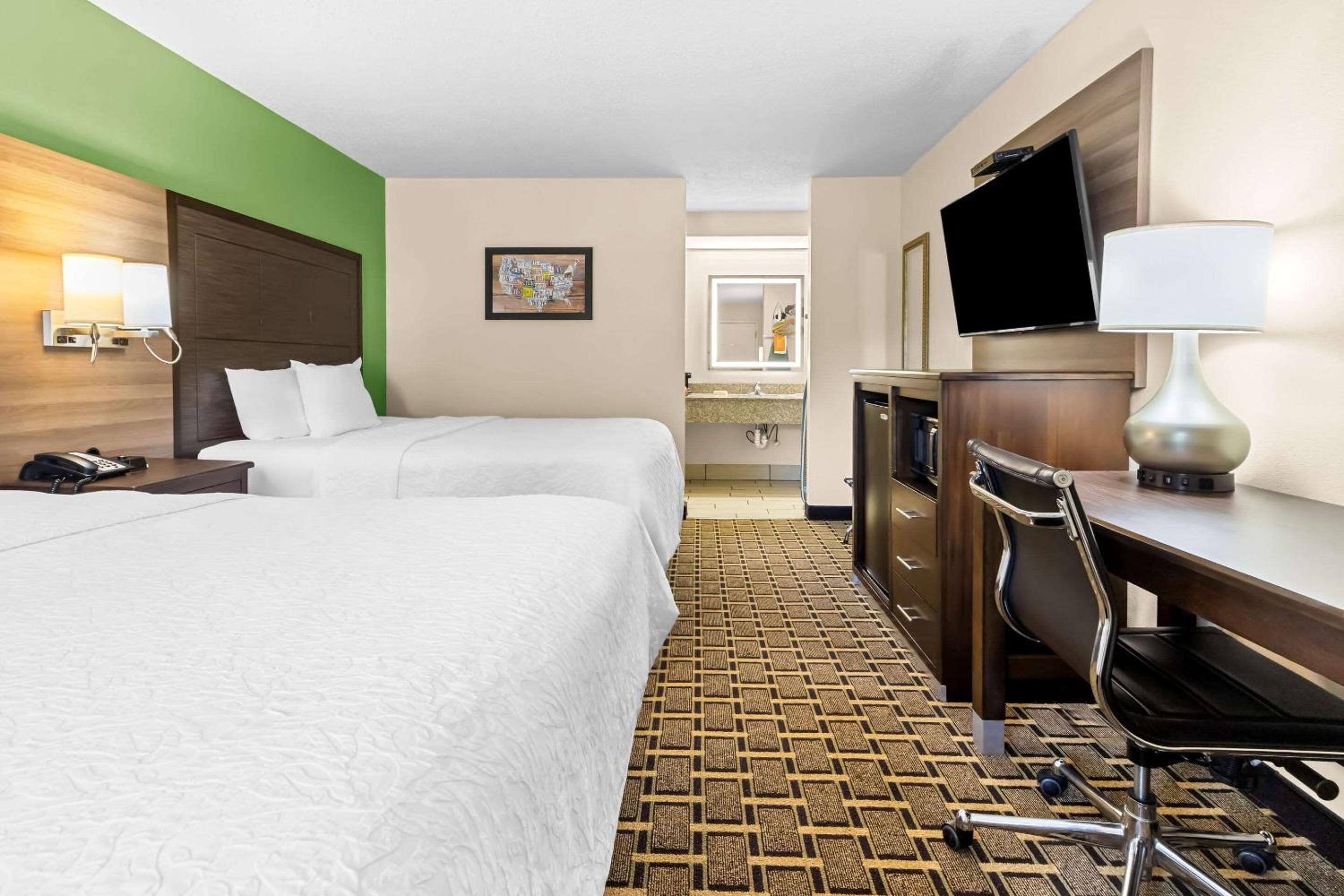 Queen Room with Two Queen Beds - Non-Smoking - Photo 1