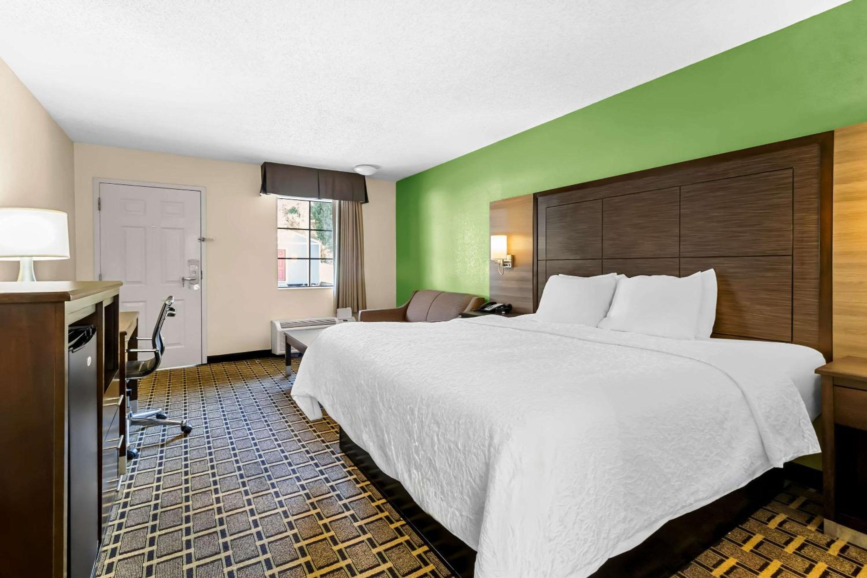 King Room - Non-Smoking - Photo 2