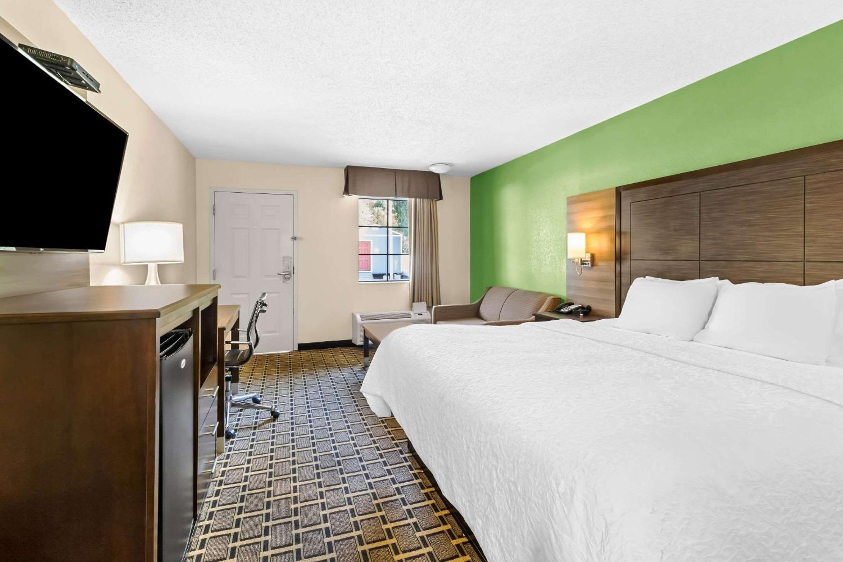 King Room - Non-Smoking - Photo 3