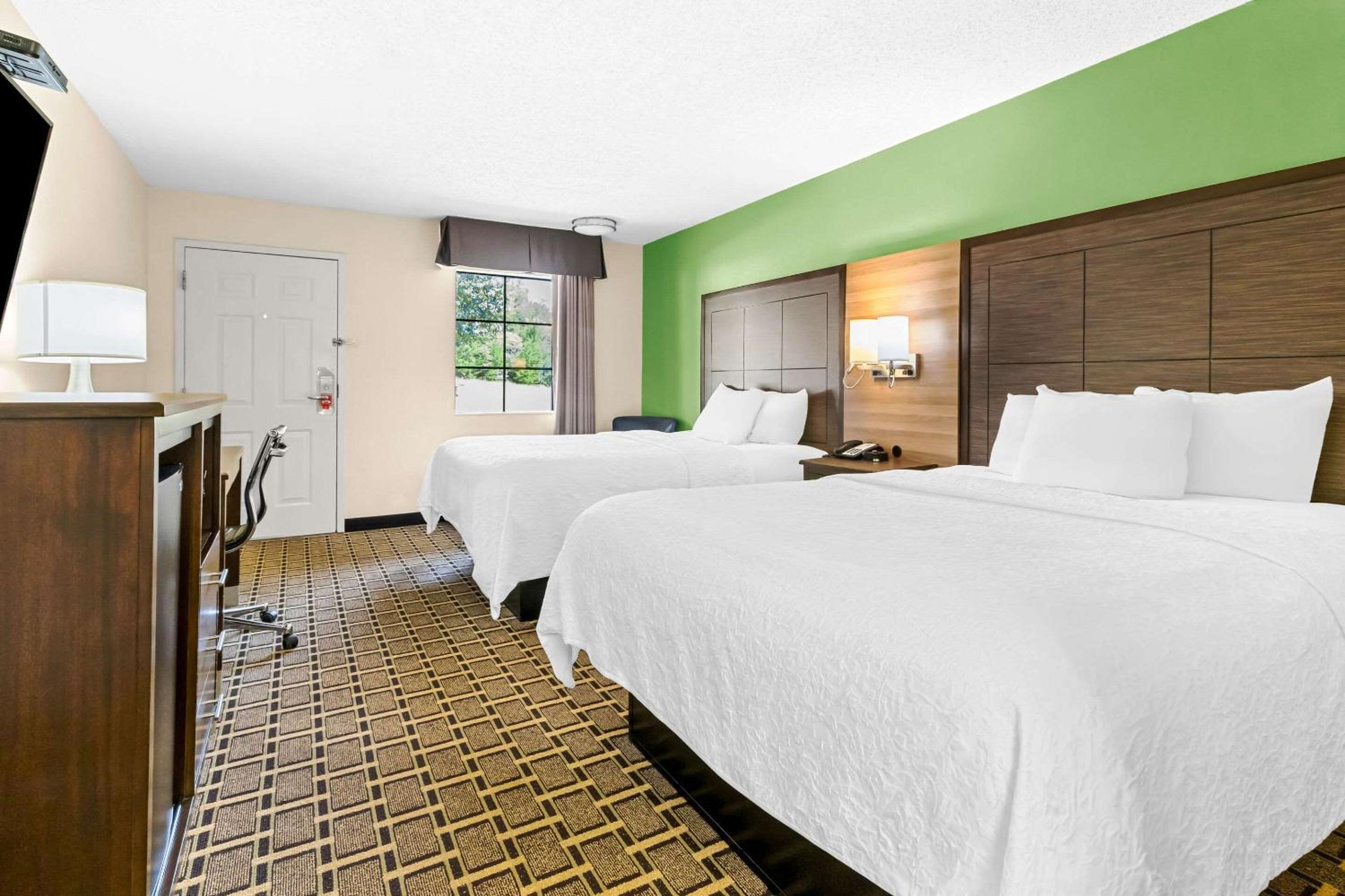 Queen Room with Two Queen Beds - Non-Smoking - Photo 4