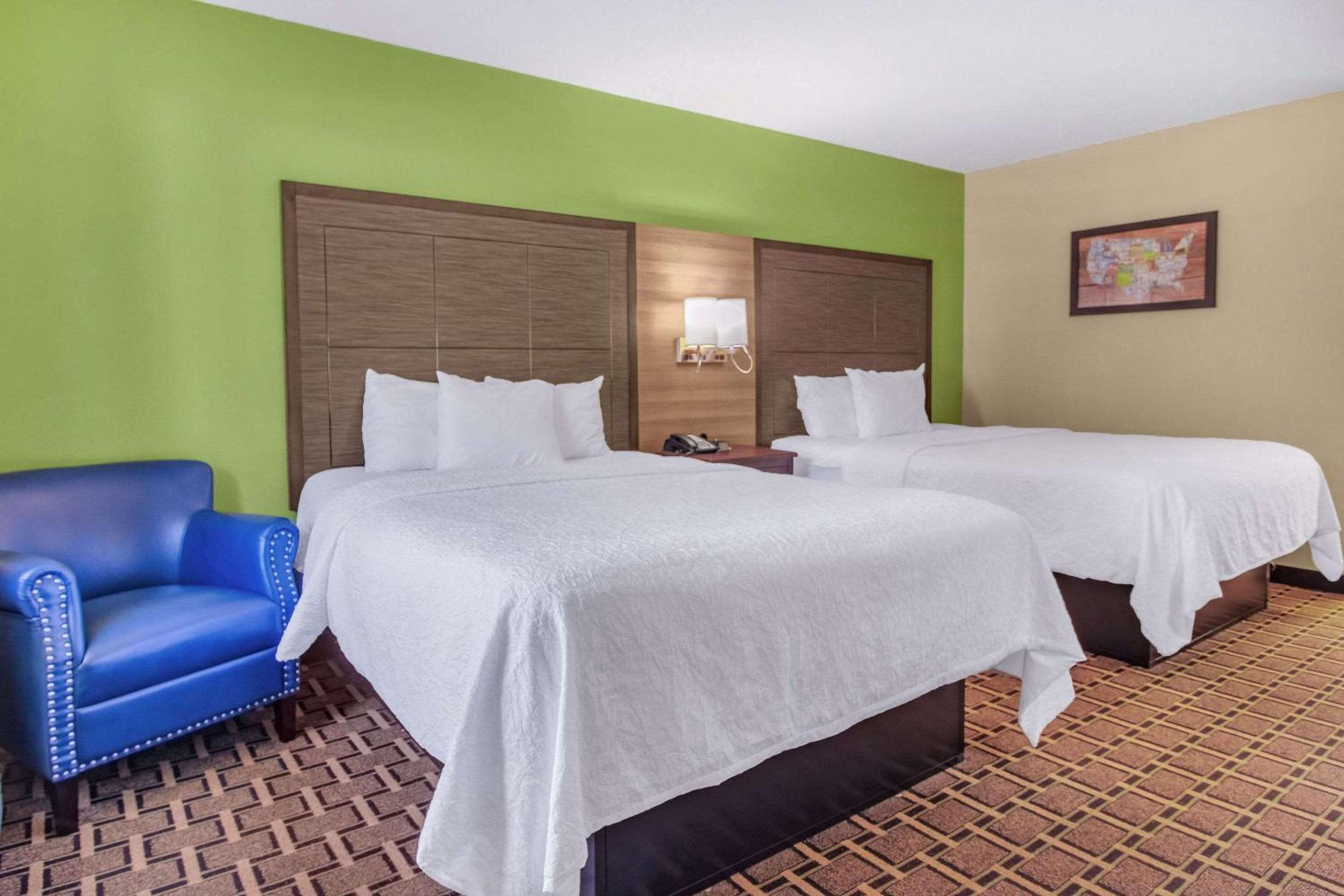 Queen Room with Two Queen Beds - Non-Smoking - Photo 2
