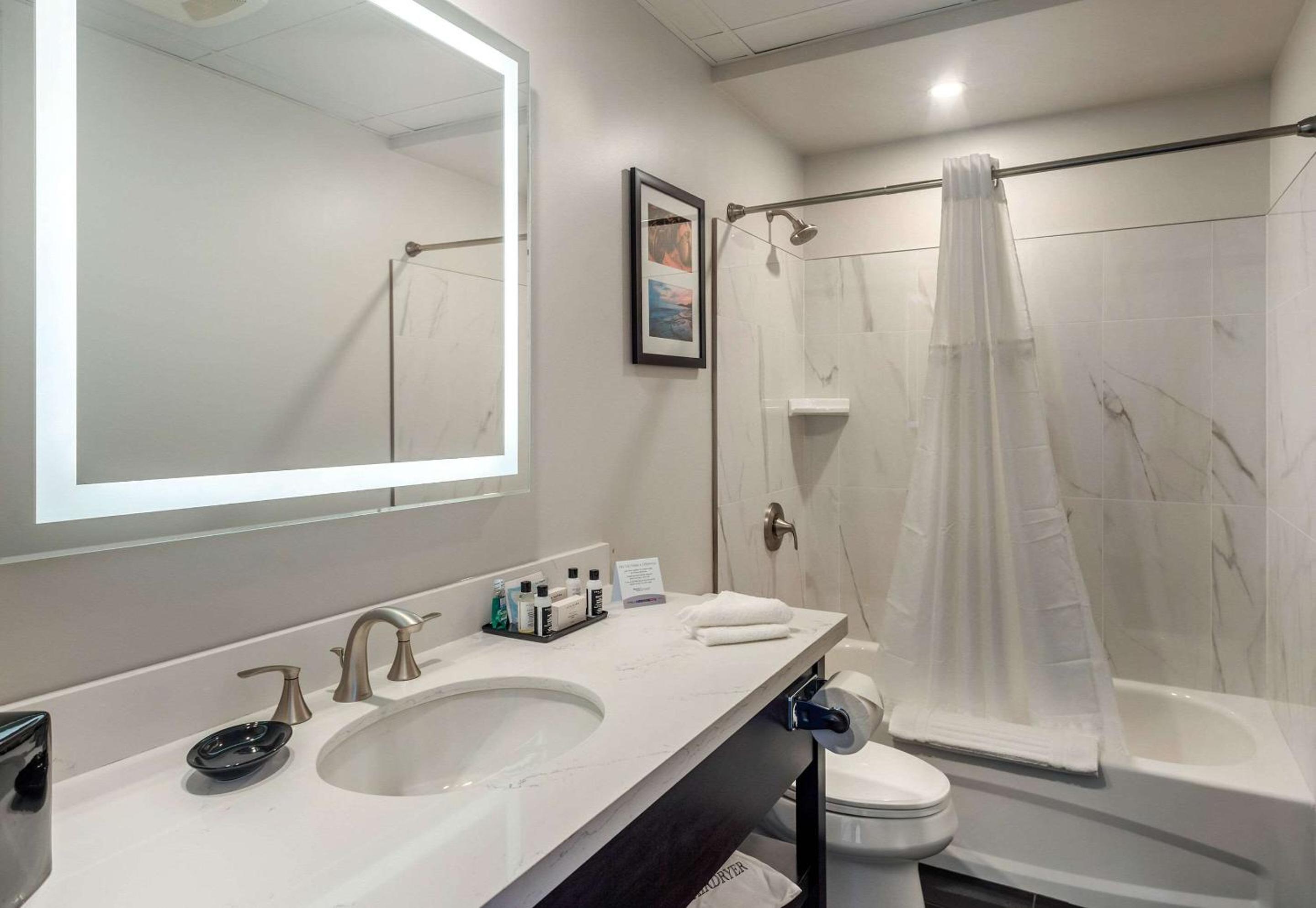 Superior Queen Room with Two Queen Beds and Lake View - Accessible/Non-Smoking photo 2
