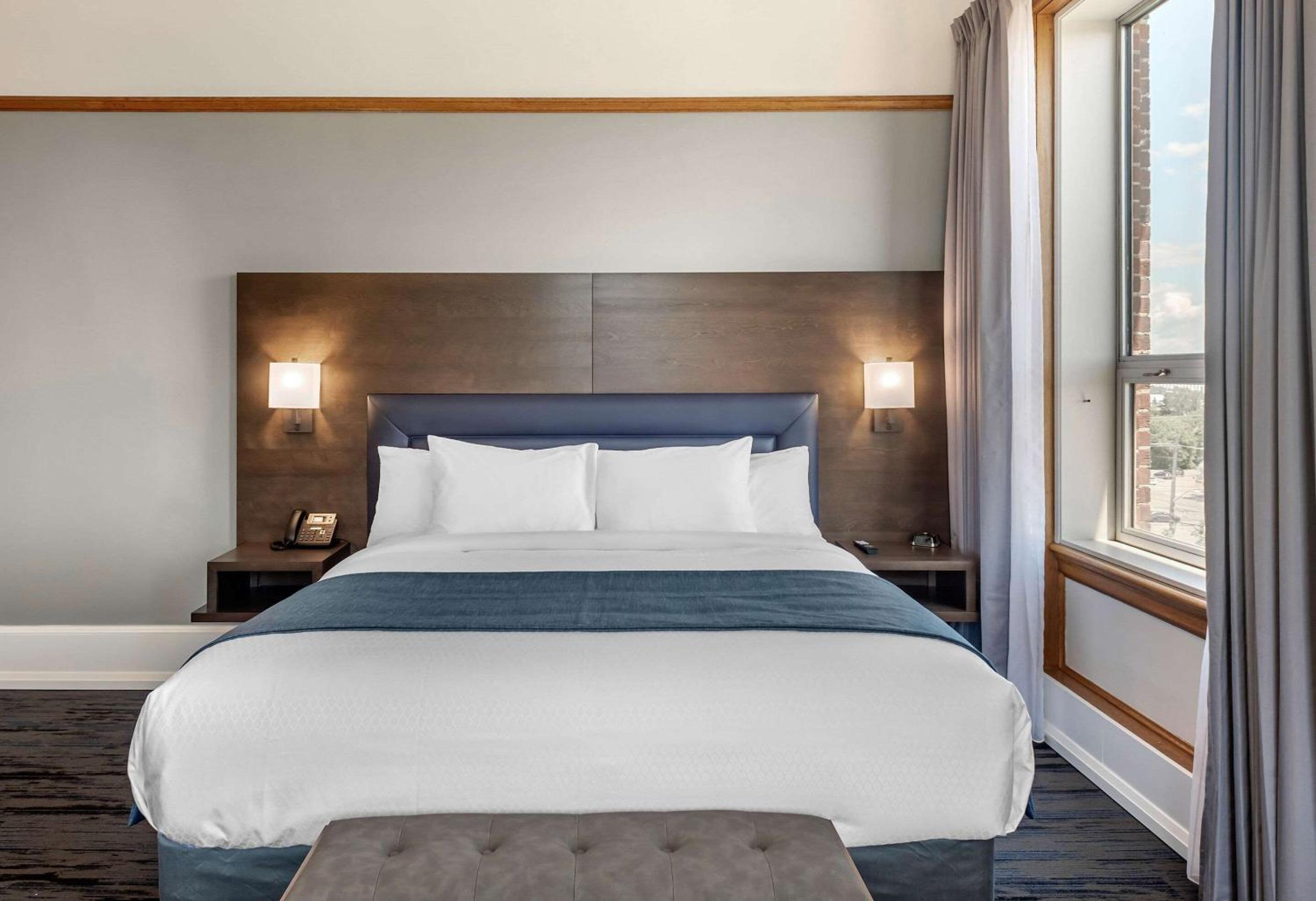 Superior King Room with Lake View - Non-Smoking photo 1