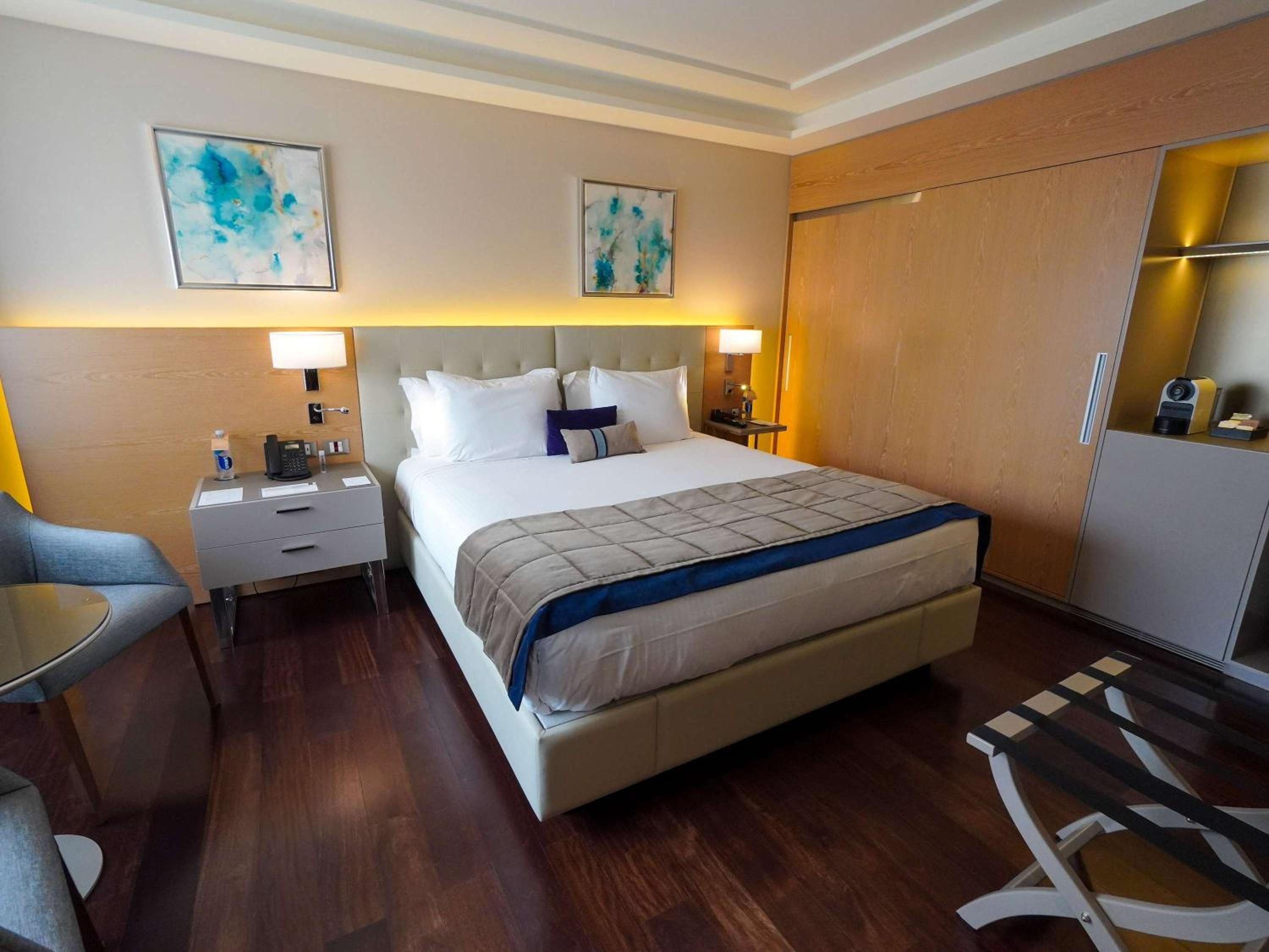 Superior King Room thumbnail 6