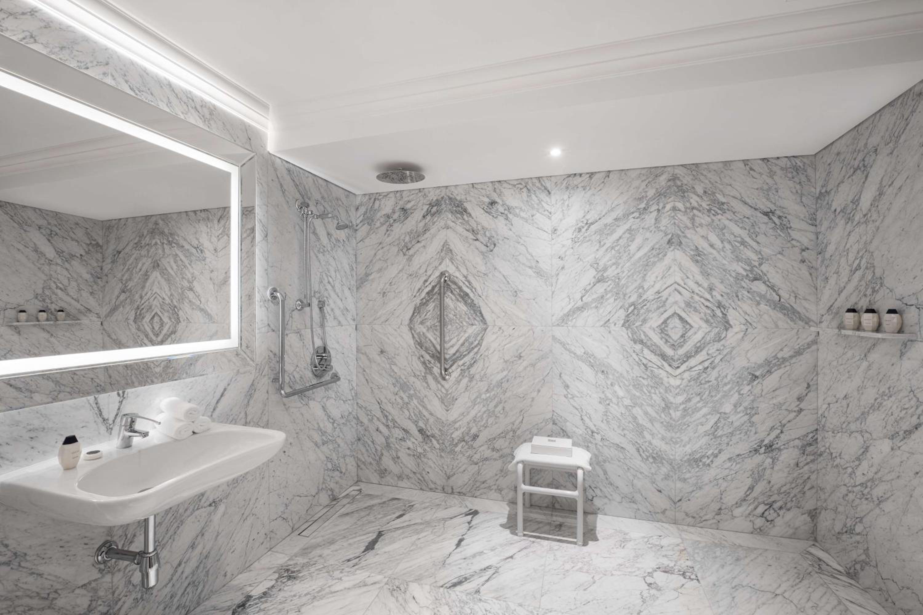 Deluxe King Room - Mobility Access - Photo 3