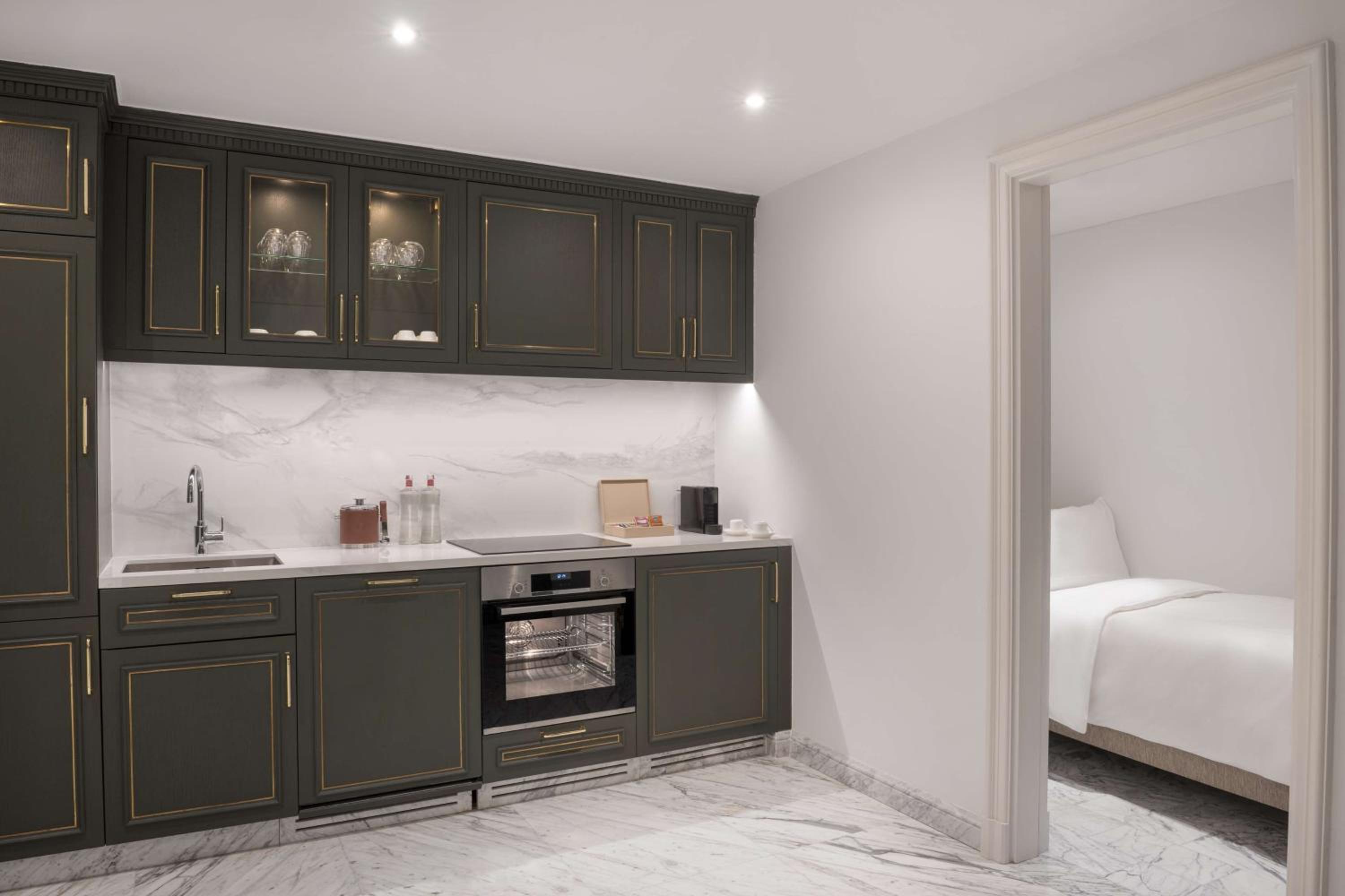 Deluxe Three-Bedroom Suite - Photo 6