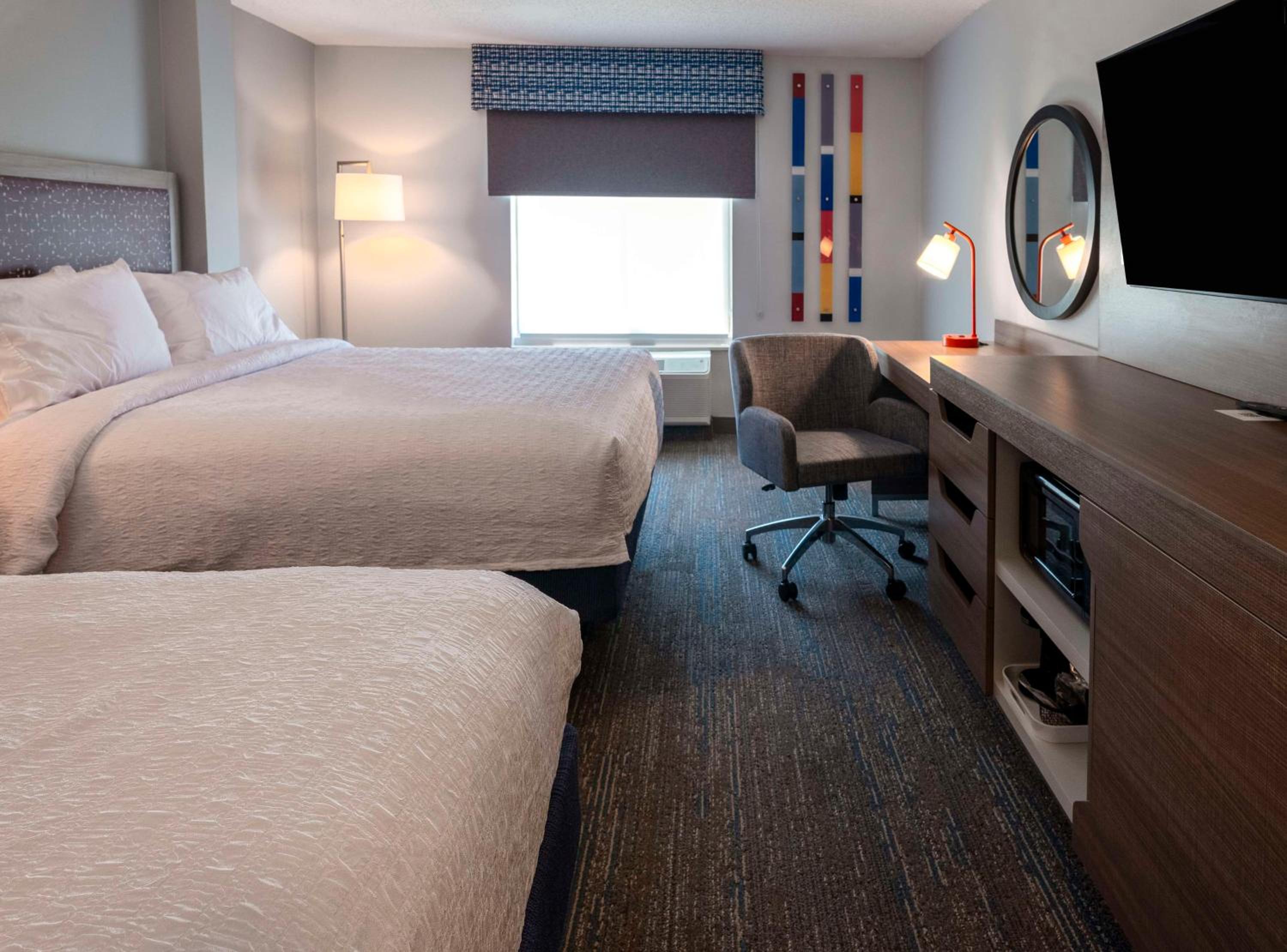 Queen Room with Two Queen Beds - Photo 2