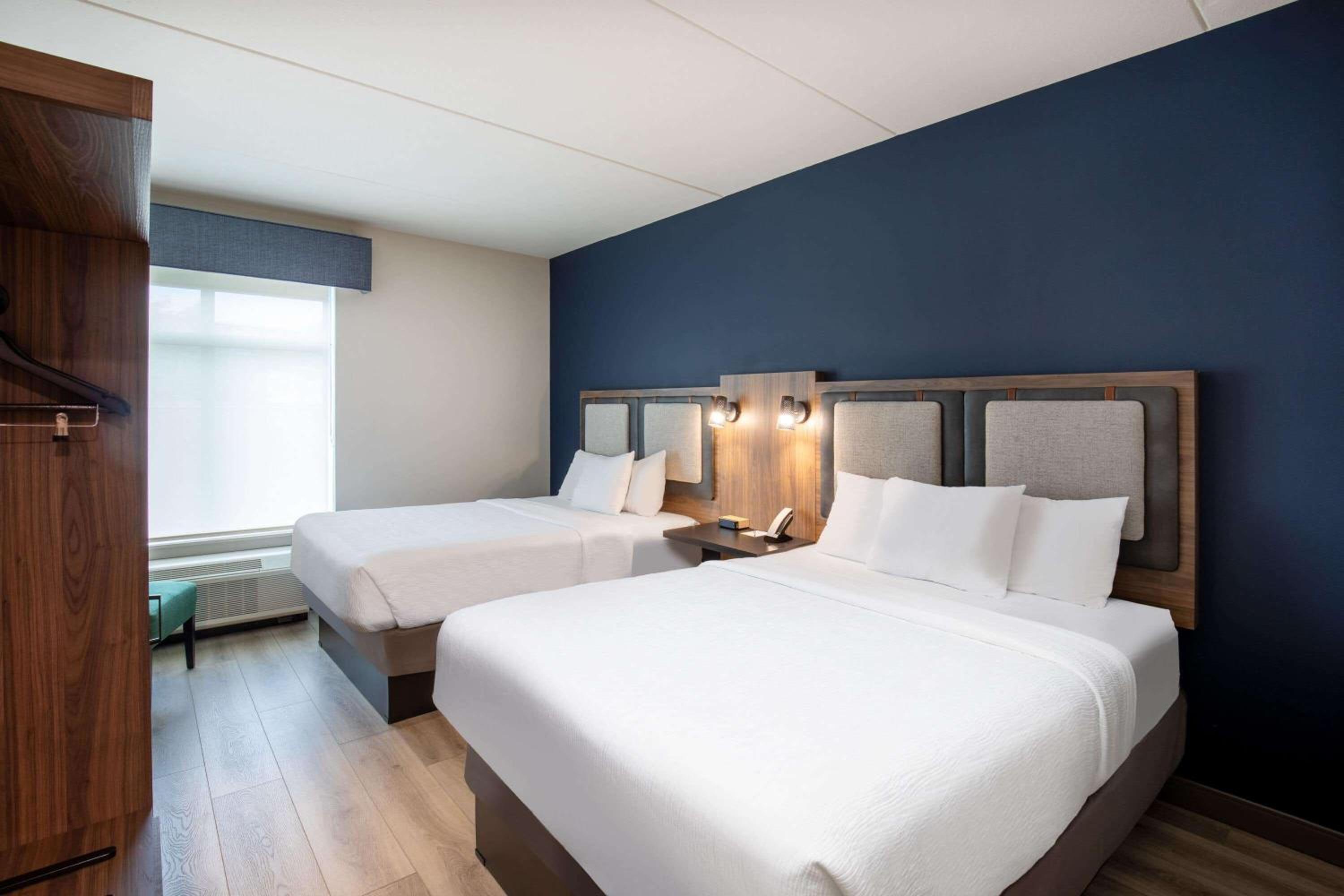 Queen Room with Two Queen Beds and Bath Tub - Mobility Accessible/Non-Smoking - Photo 2