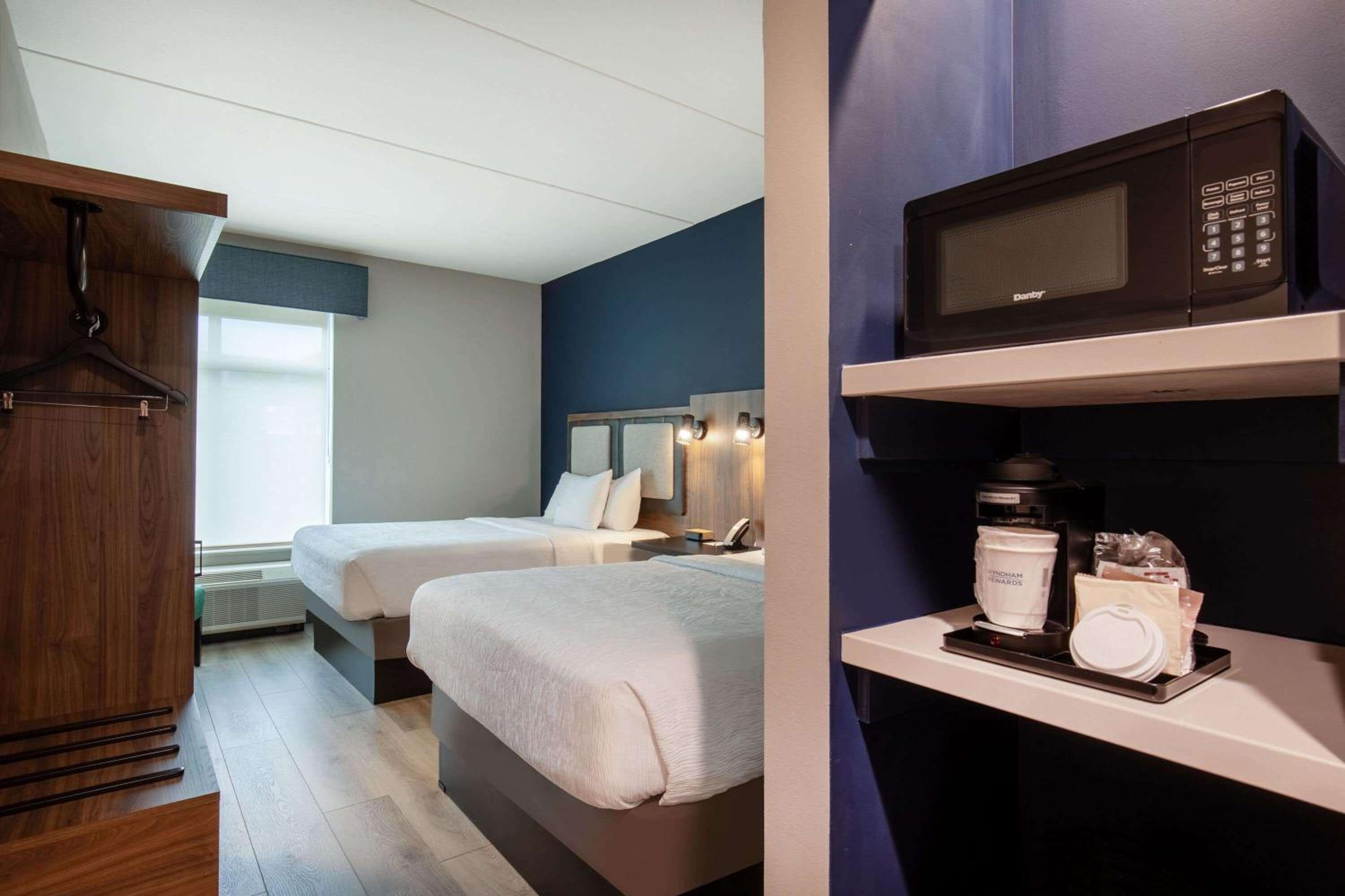 Queen Room with Two Queen Beds and Bath Tub - Mobility Accessible/Non-Smoking - Photo 3