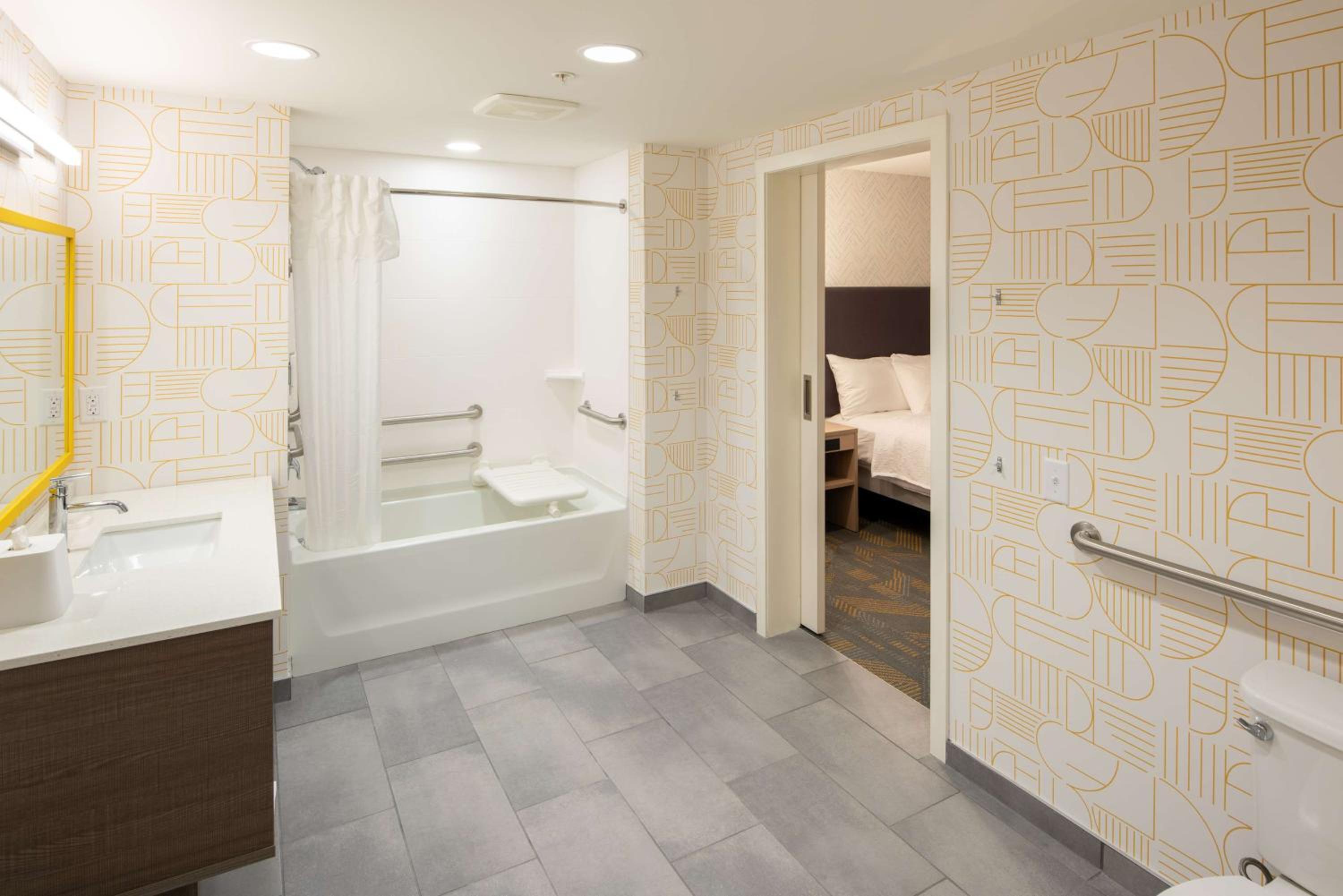 One-Bedroom Queen Suite with Bath Tub - Mobility Accessible - Photo 7
