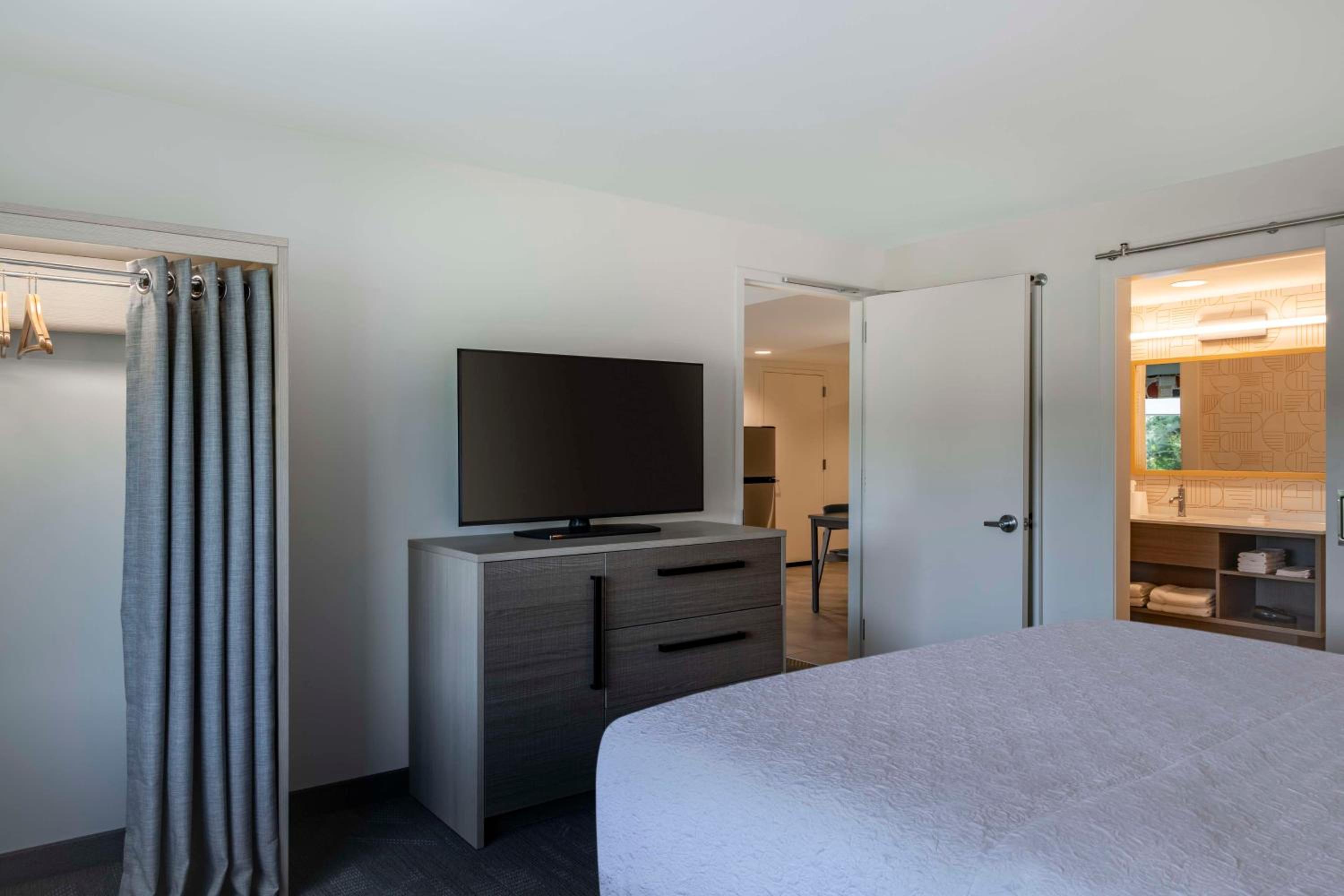 One-Bedroom King Suite - Photo 3
