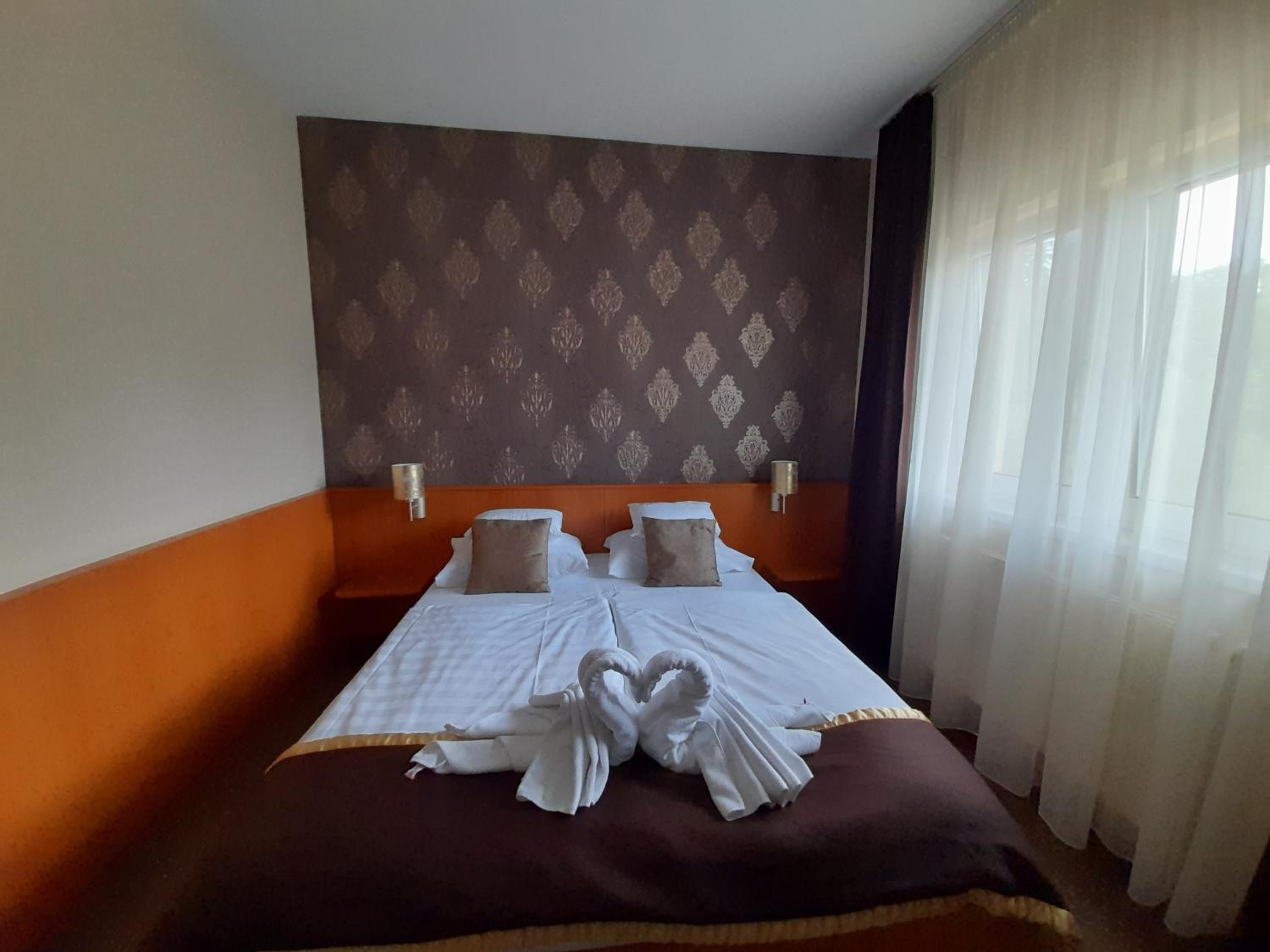 Double or Twin Room - Photo 5