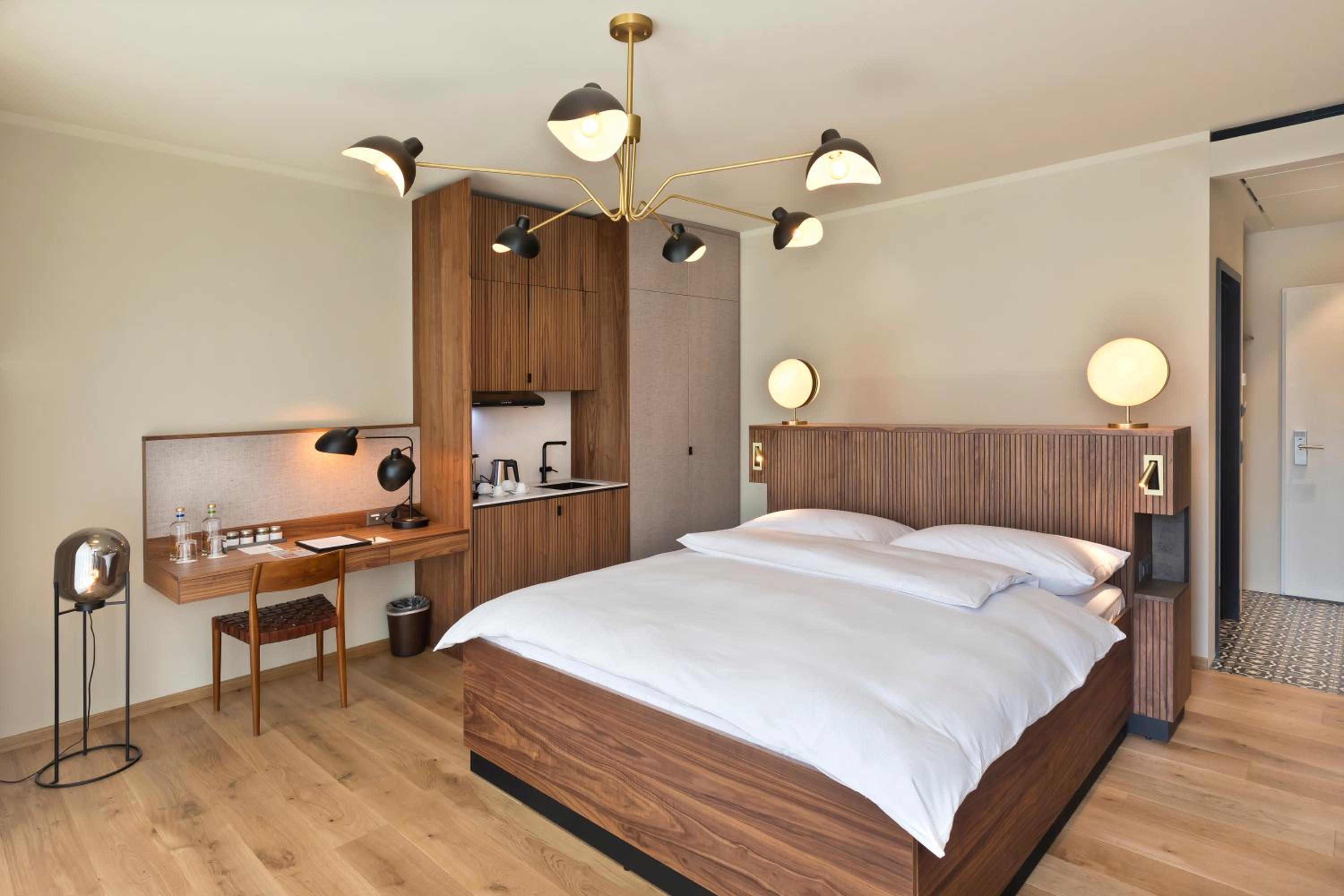 Executive Room with Lake View thumbnail 6