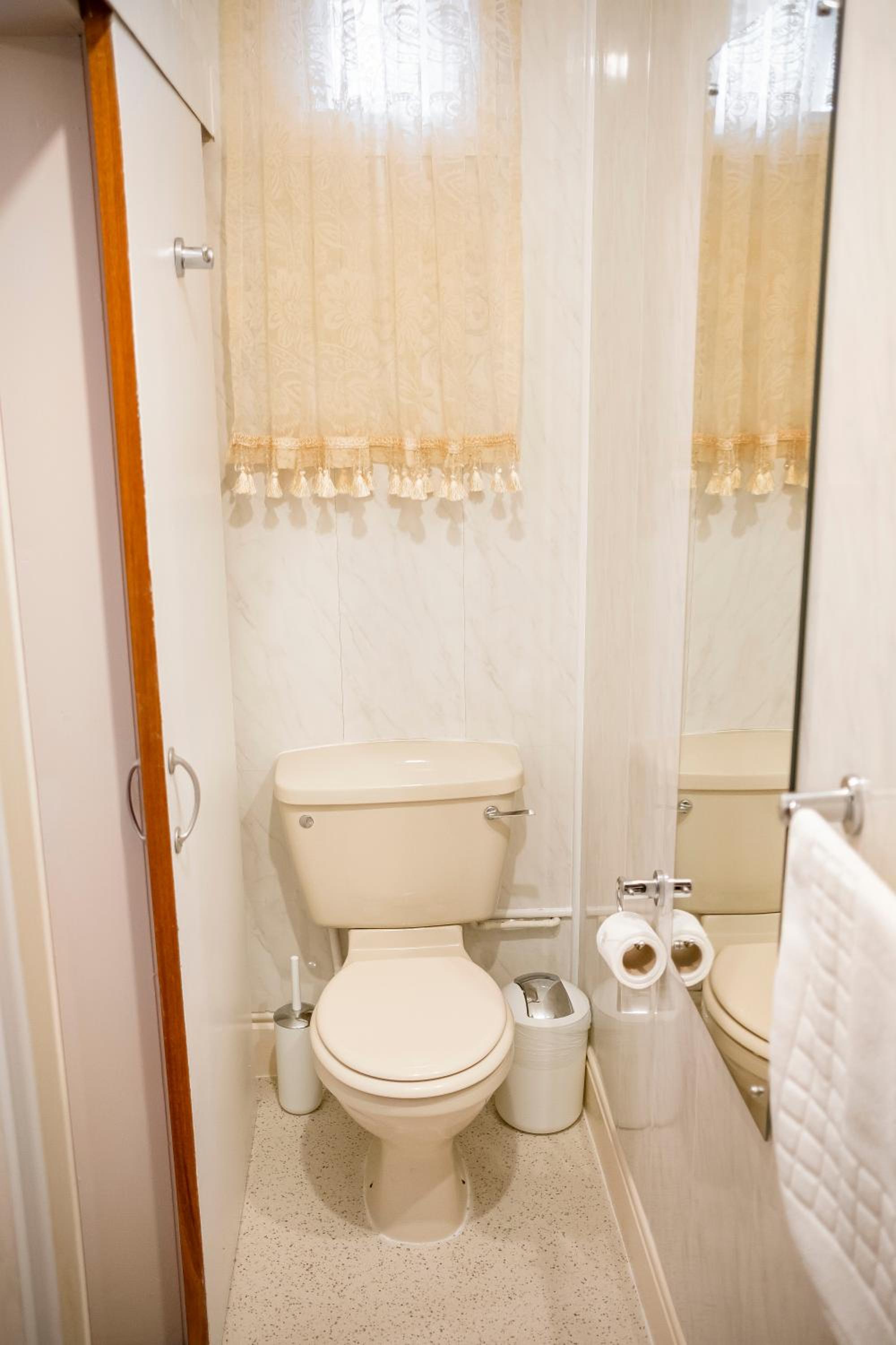 Single Room with Bathroom photo 2
