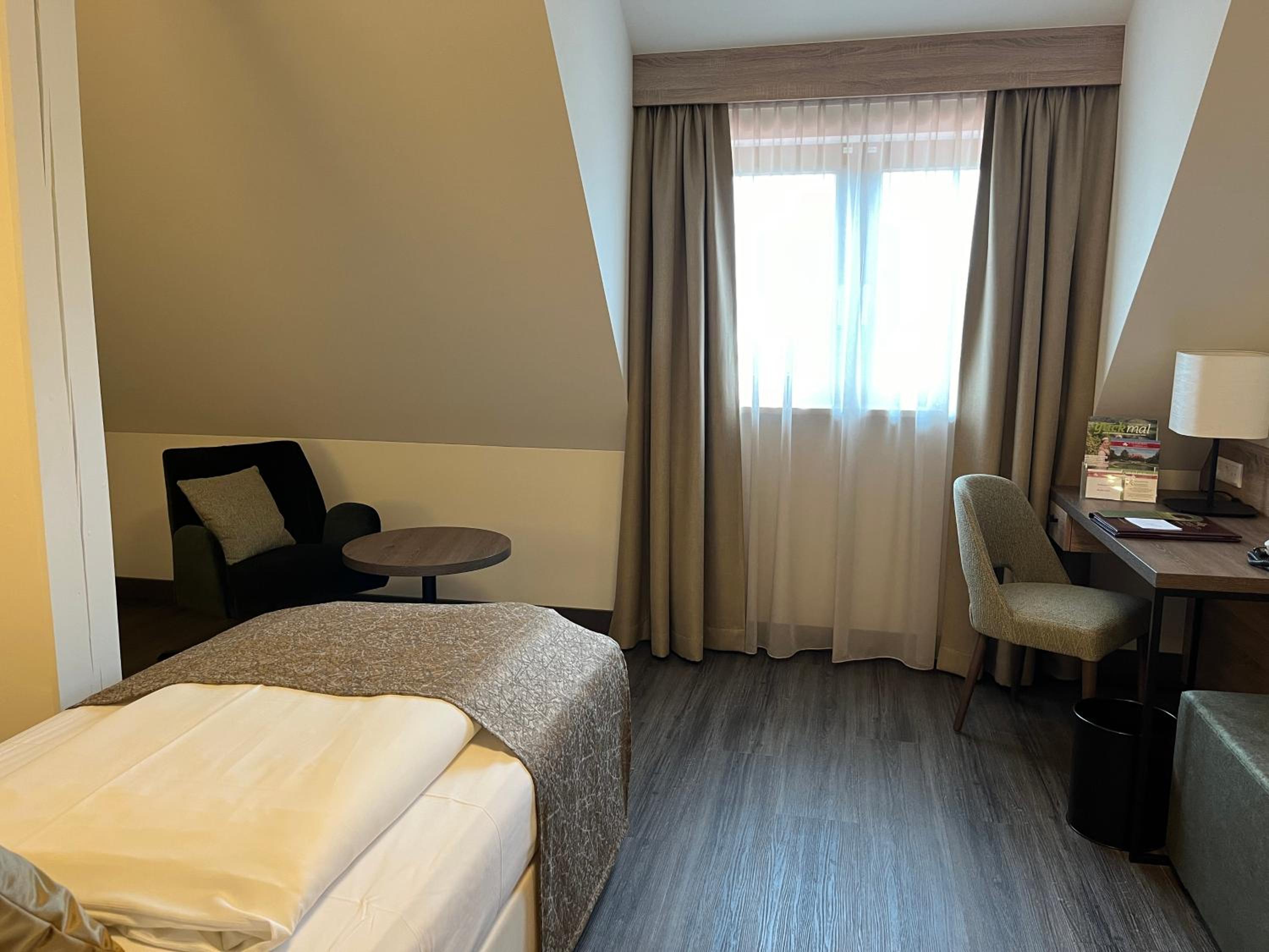 Twin Room - Photo 3