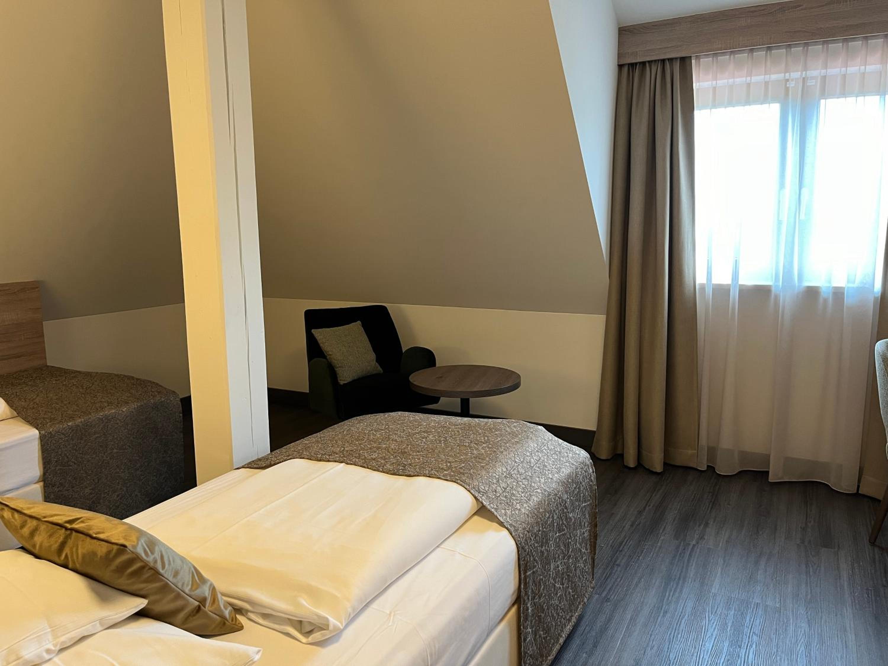 Twin Room - Photo 4