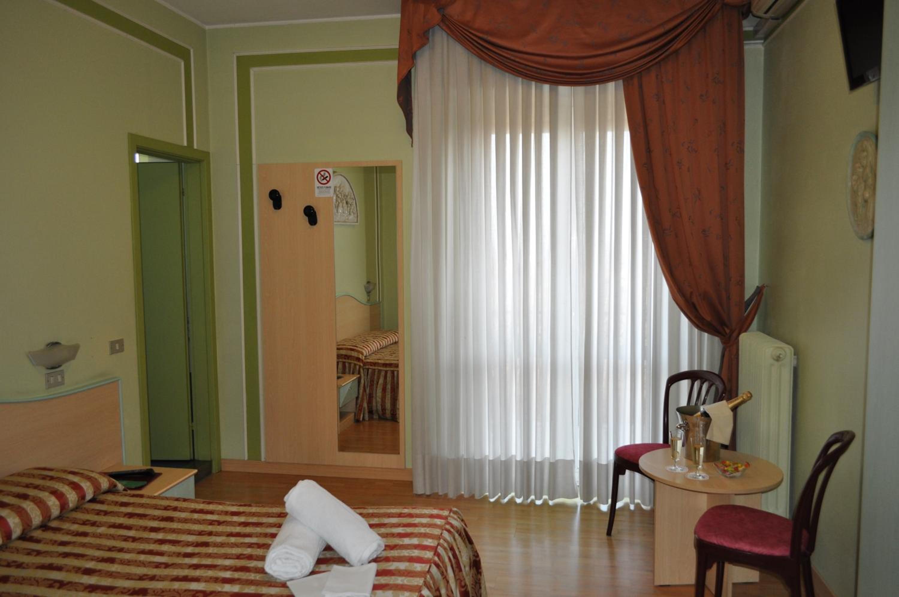Double Room - Photo 11