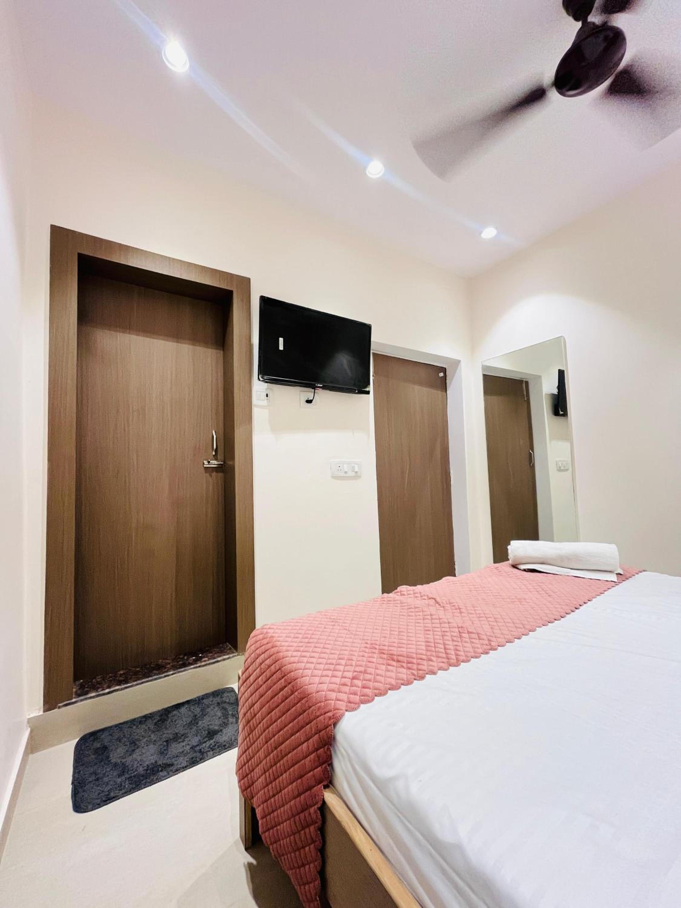 Deluxe Double Room (2 Adults + 1 Child) - Photo 4