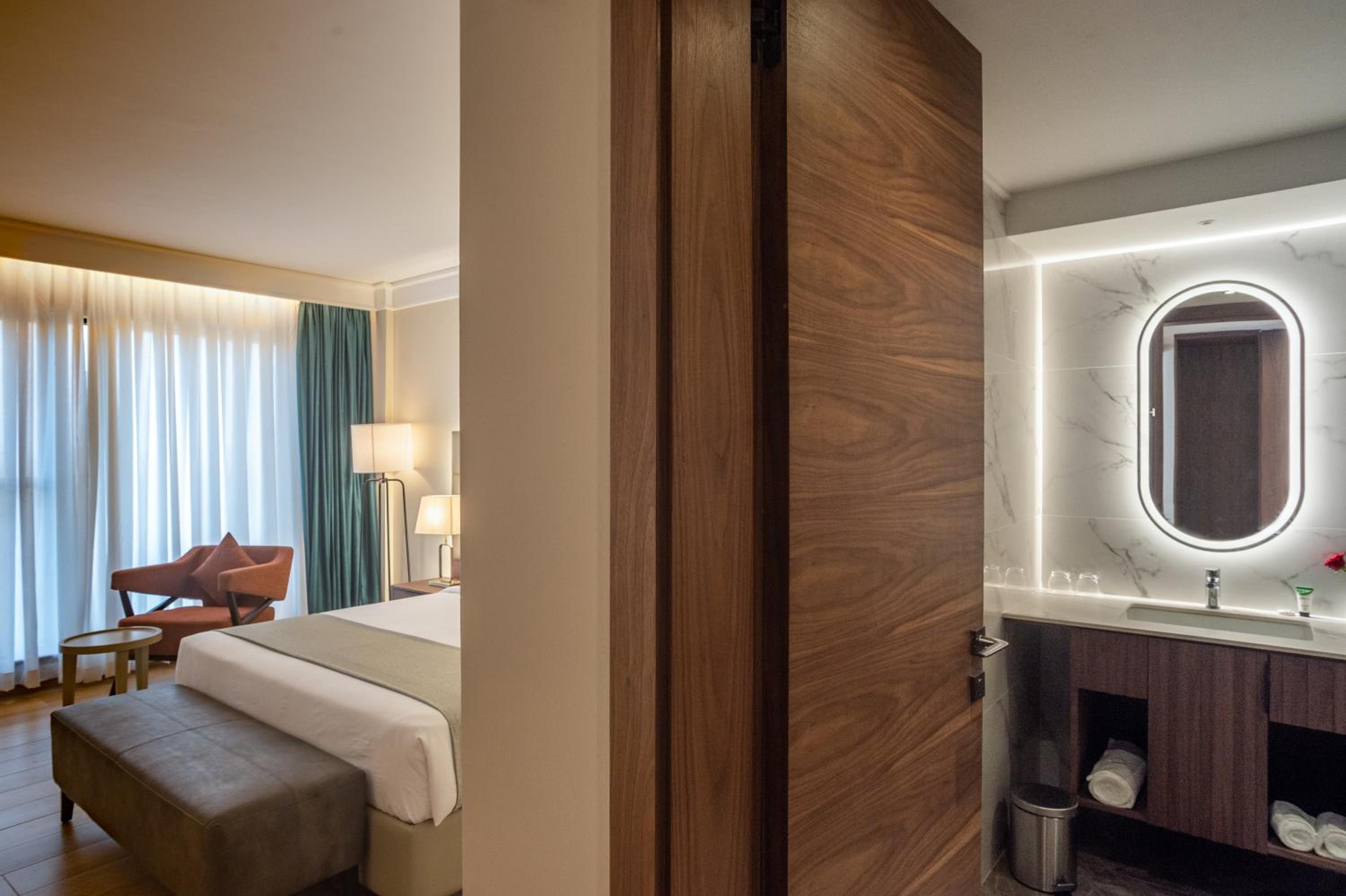 Superior Twin Room with City View photo 2