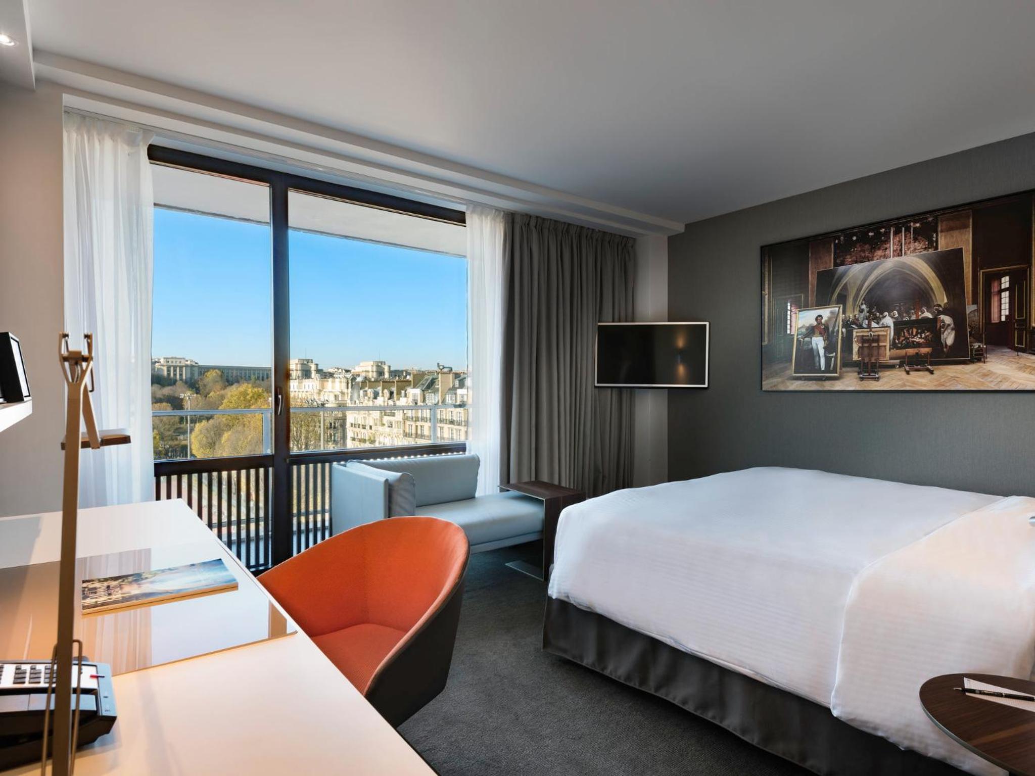 Deluxe King Room, high floor, with Sofa, Balcony and Eiffel Tower View thumbnail 5