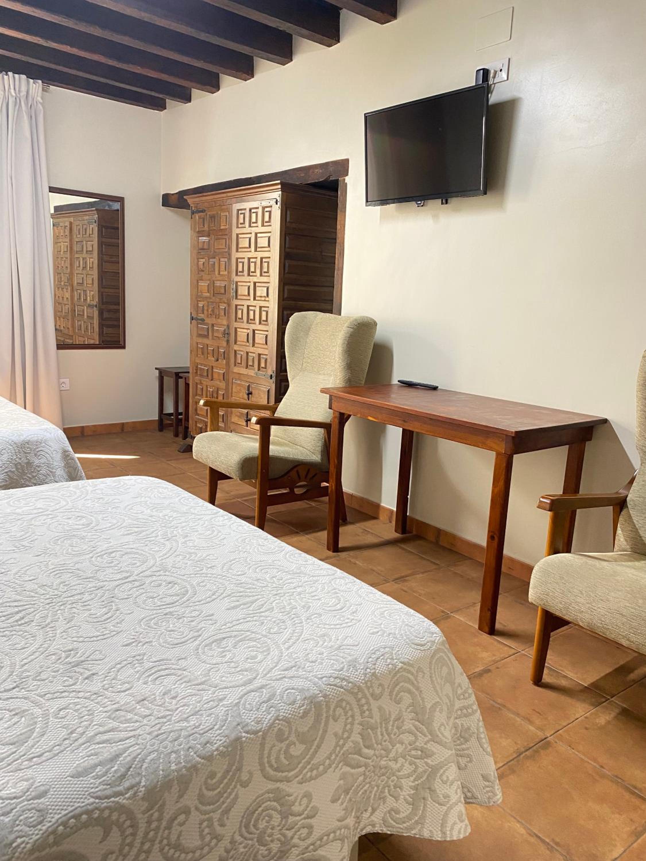 Large Double Room - Photo 3