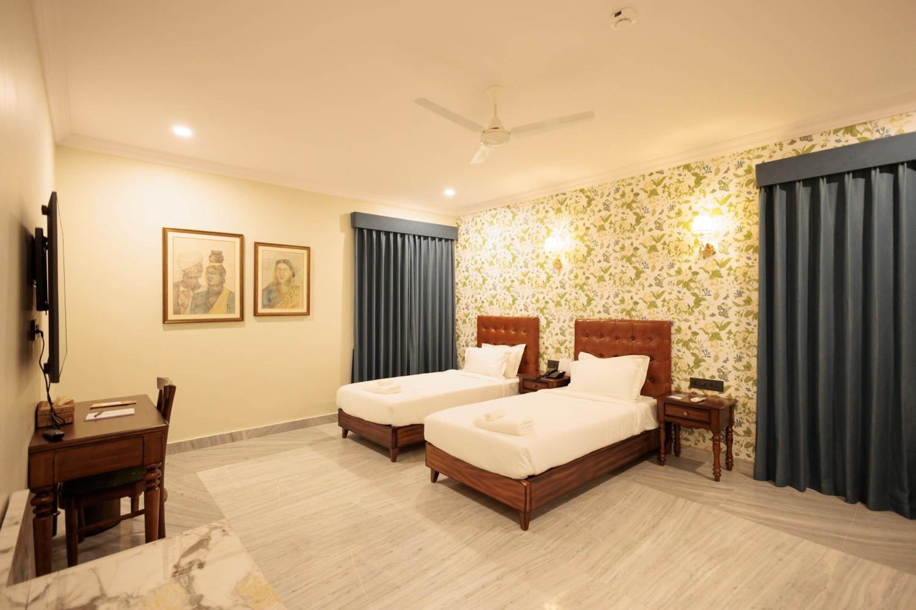 Standard King Room photo 3