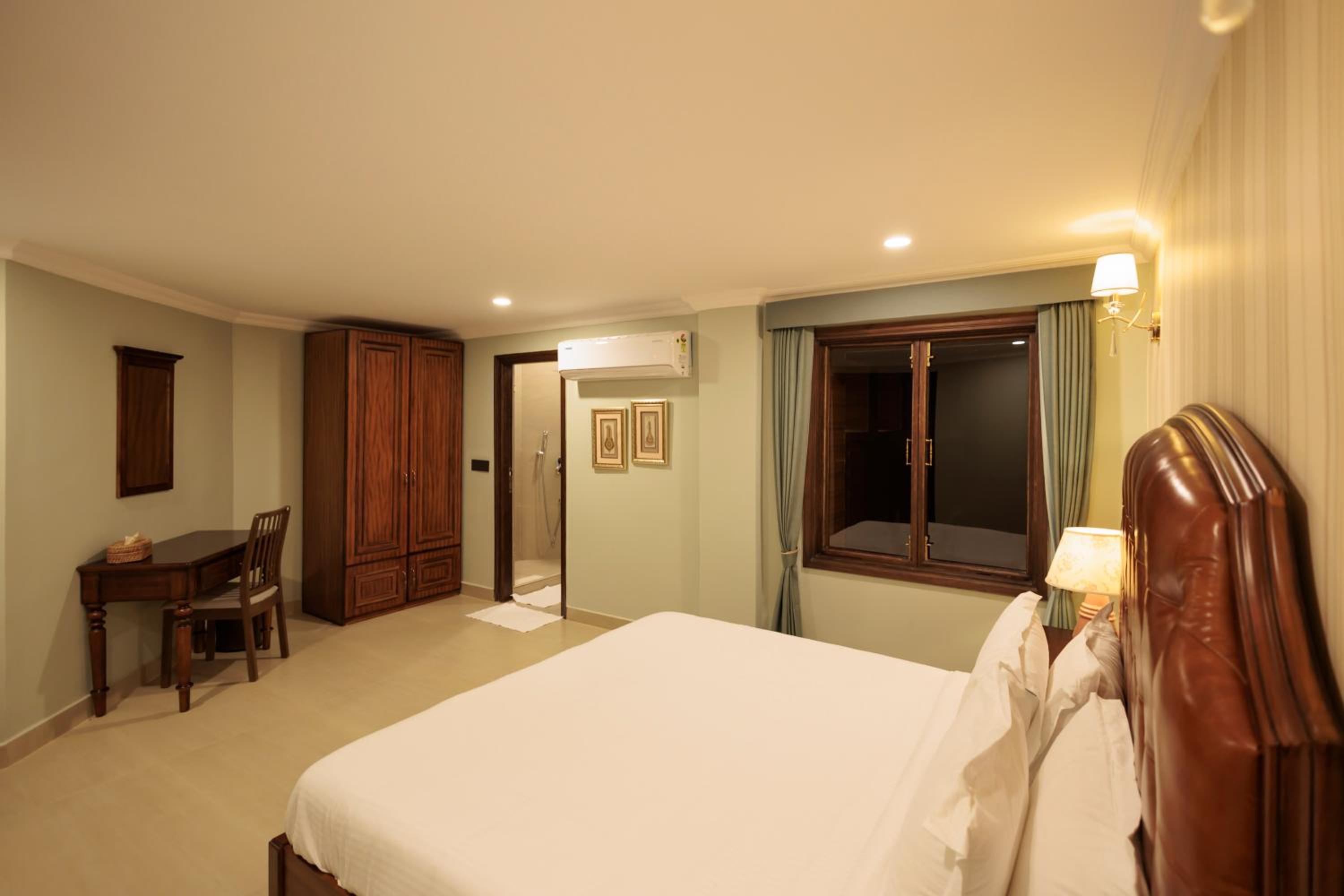 Standard King Room photo 2