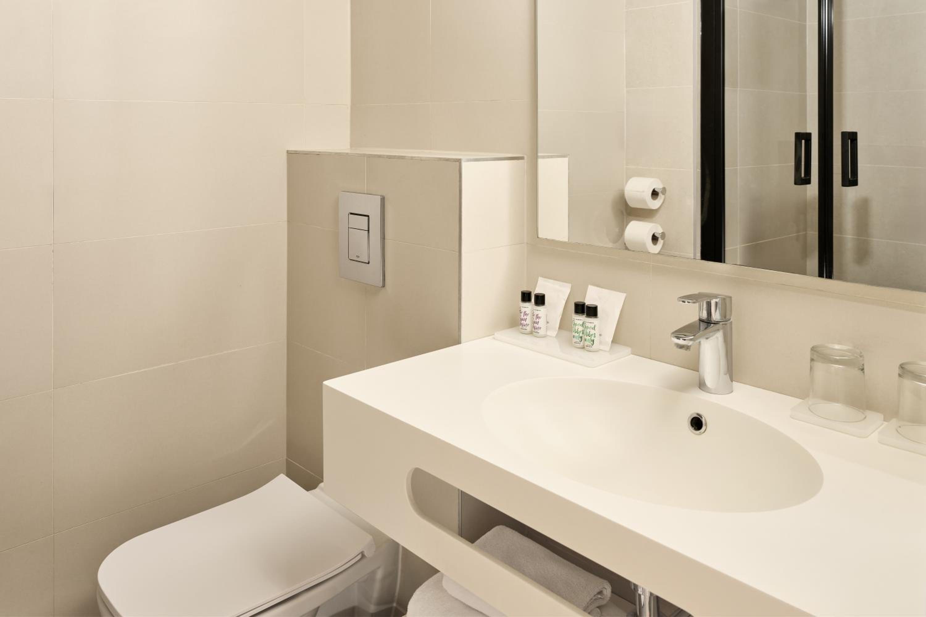 Standard Room with Balcony - Photo 2