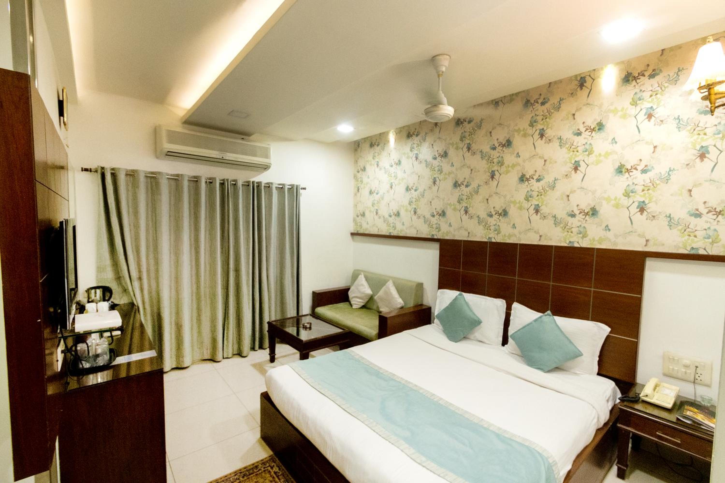 Premium Double or Twin Room - Photo 13