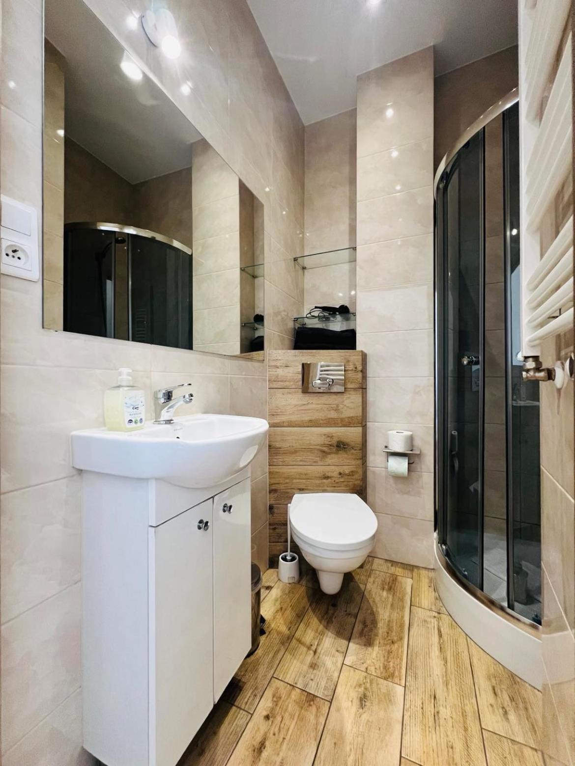 Double Room with Private Bathroom - Photo 9