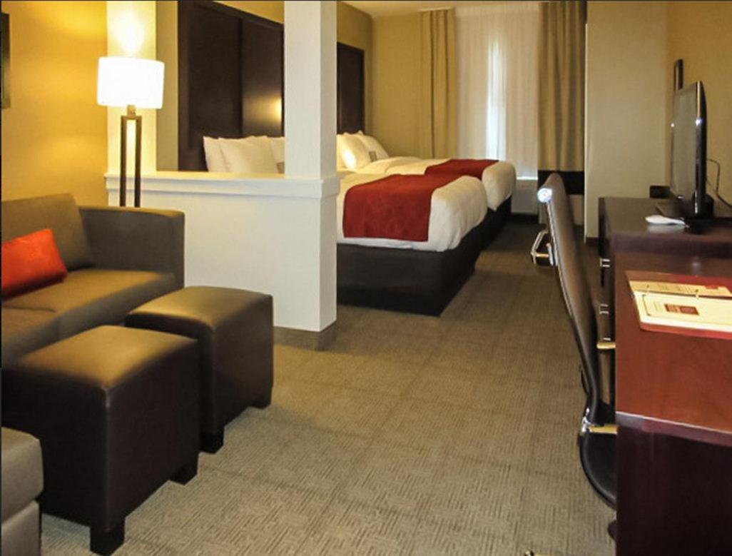 Suite with Two Queen Beds - Accessible/Non-Smoking photo 2