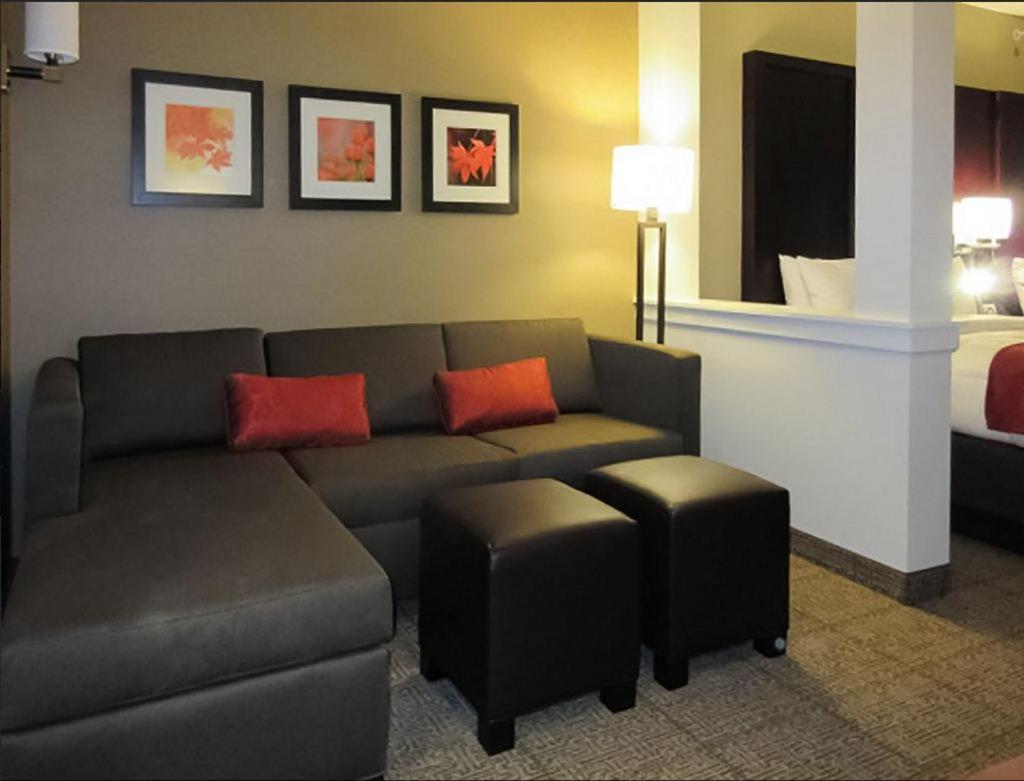 King Suite - Non-Smoking photo 3