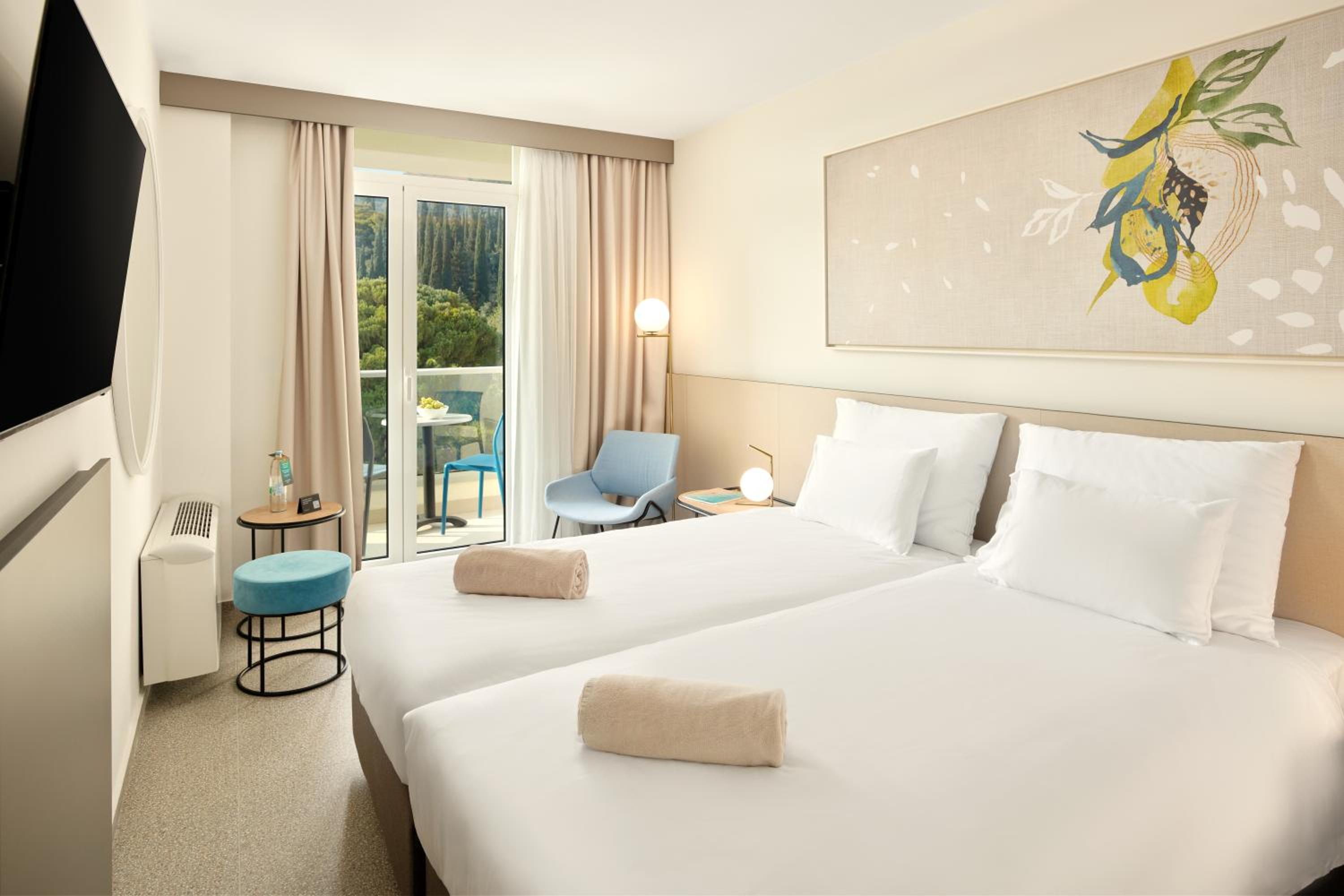 Standard Room with Balcony - Photo 1