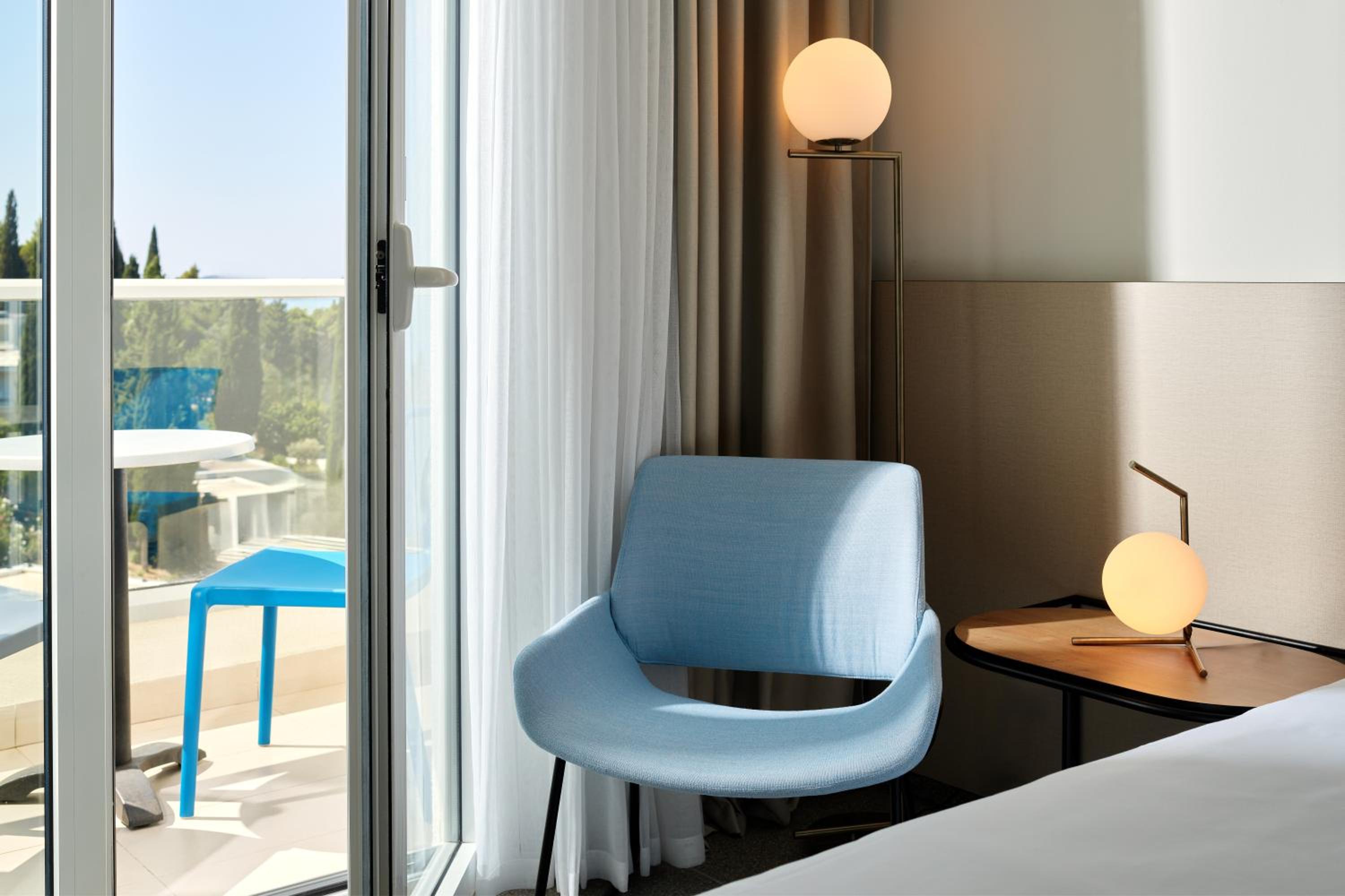 Standard Room with Balcony - Photo 5