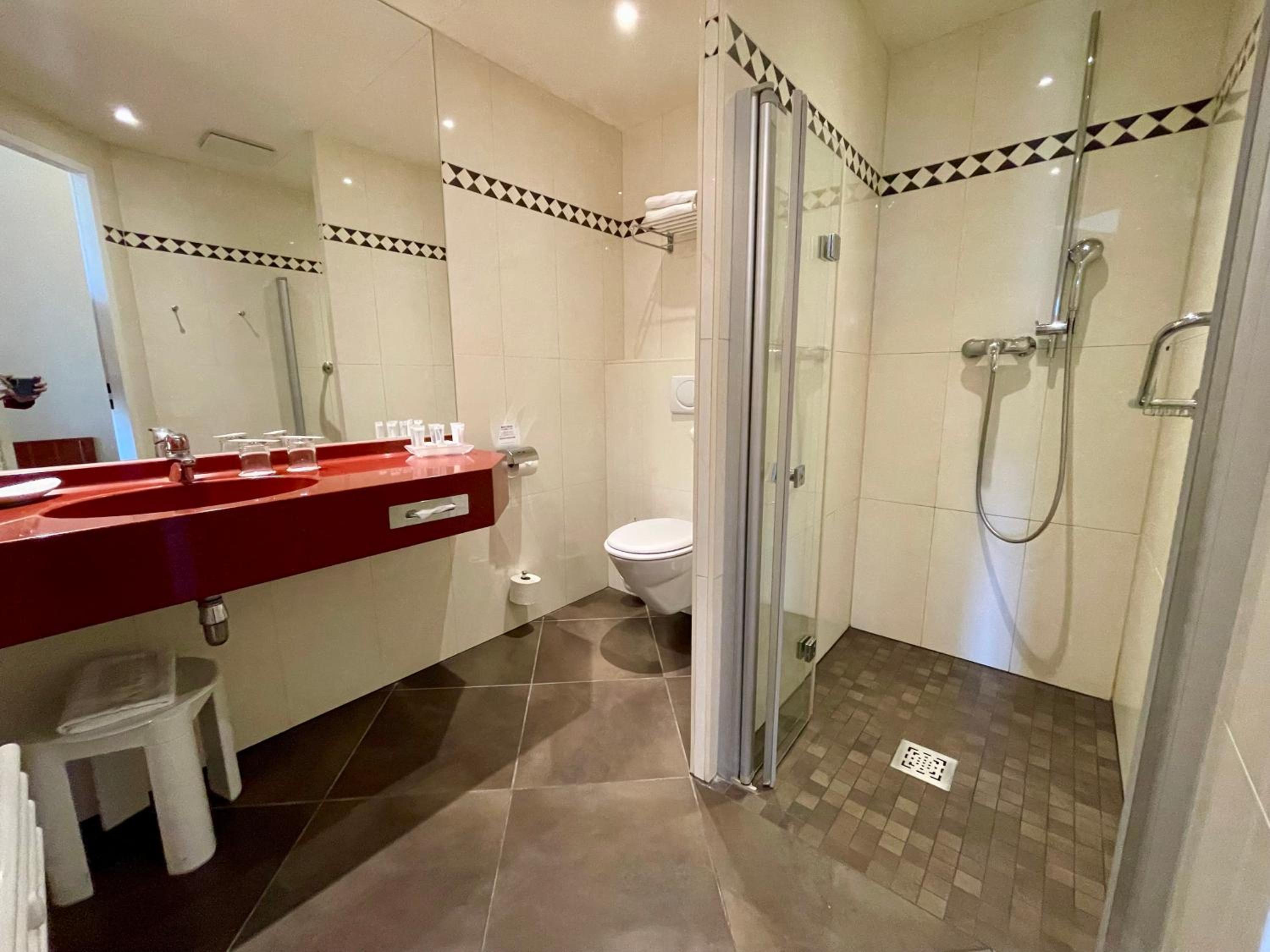 Suite with Land View thumbnail 6