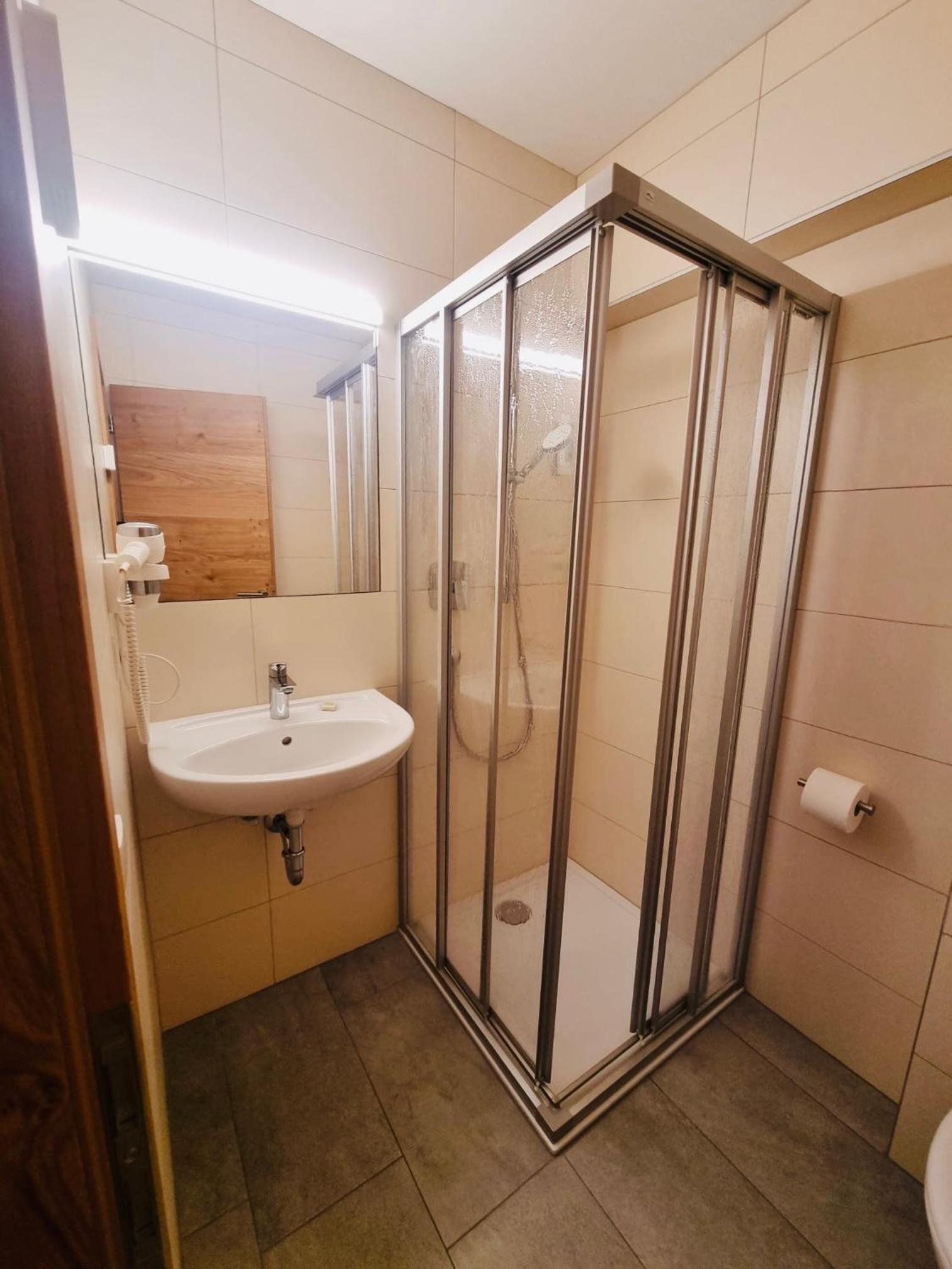 Single Room With Bathroom photo 3