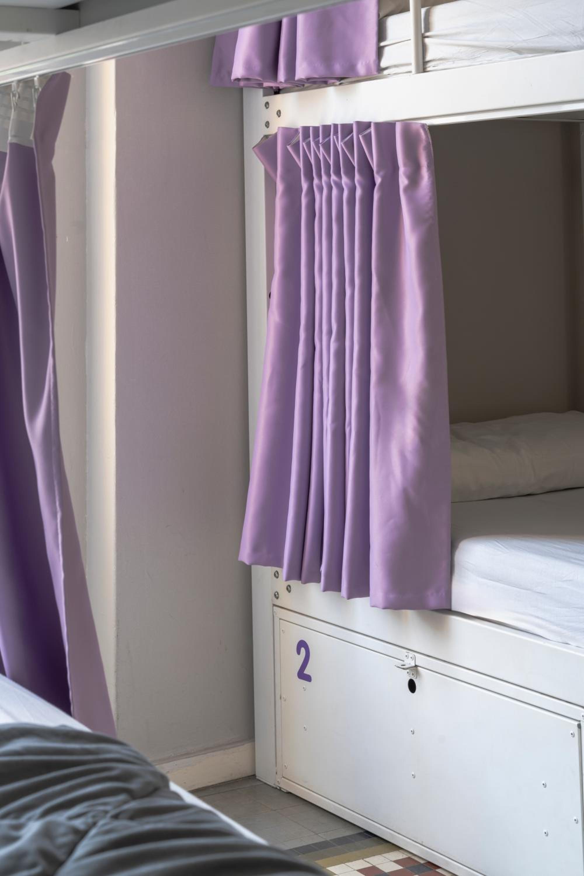 Cama individual en dormitorio compartido mixto con baño privado (8 adultos)