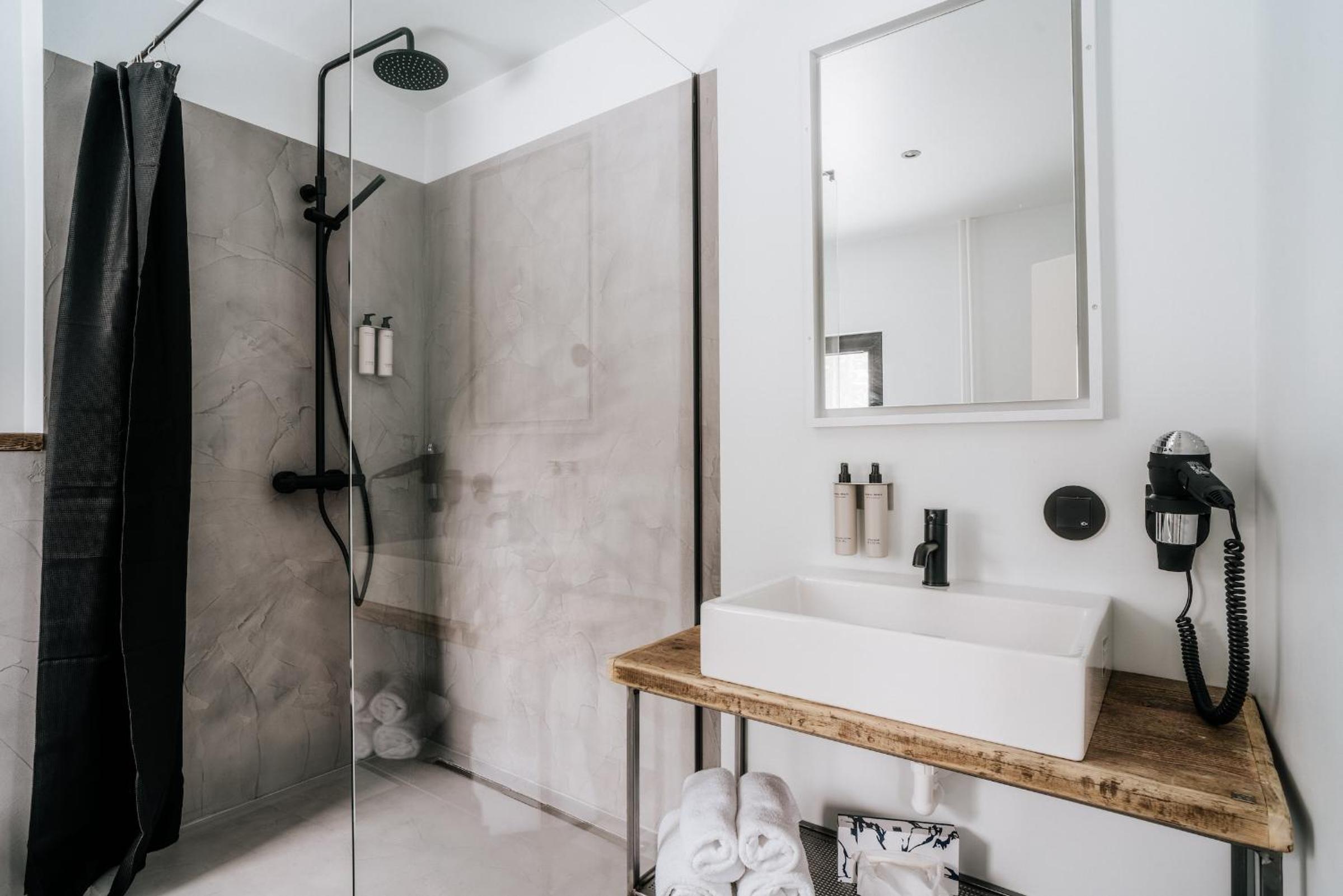 Quadruple Room with Private Bathroom photo 2