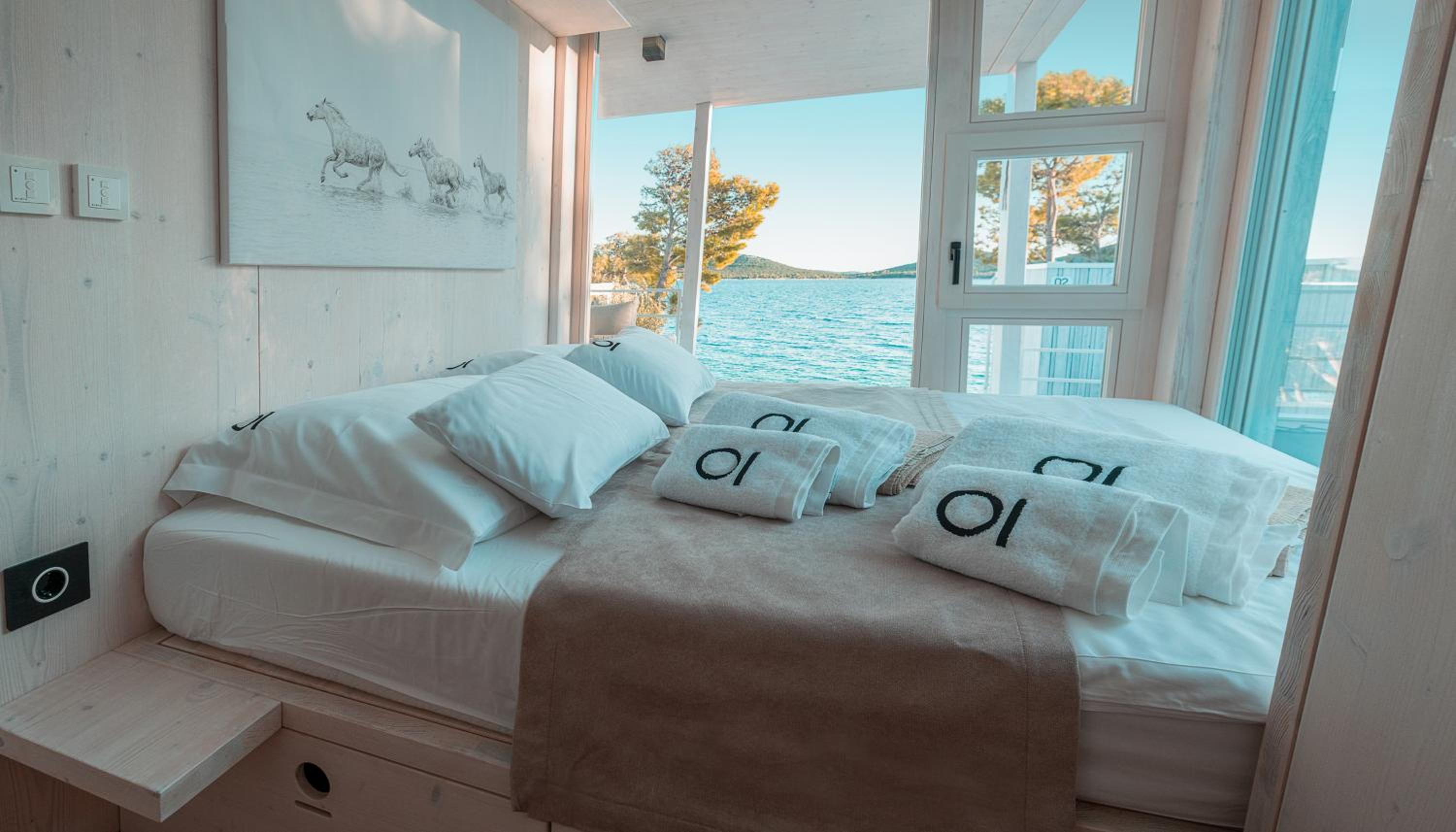 Deluxe Family Holiday Home With Pool - Beachfront