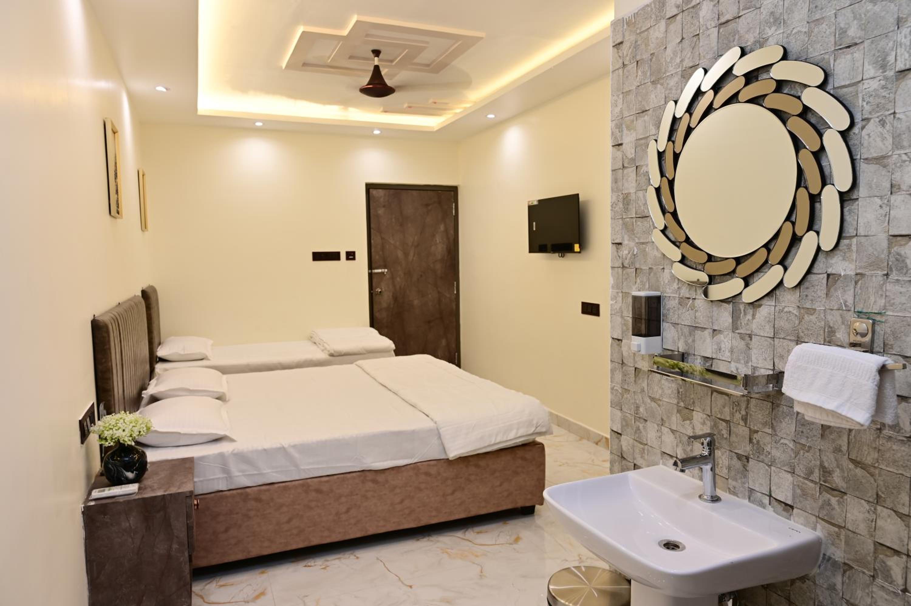 Deluxe Double Room (2 Adults + 1 Child) photo 3