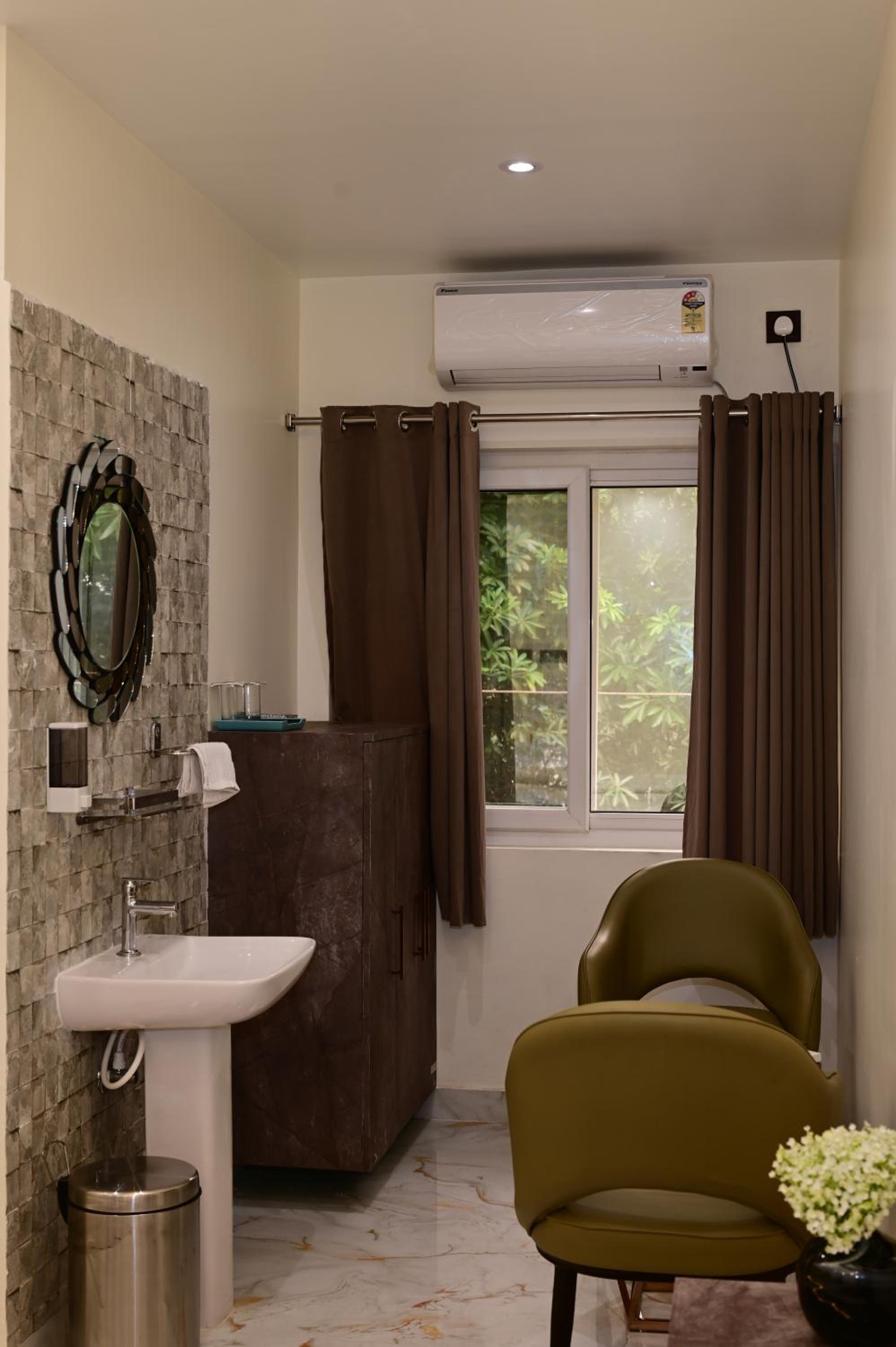 Deluxe Double Room (2 Adults + 1 Child) photo 1